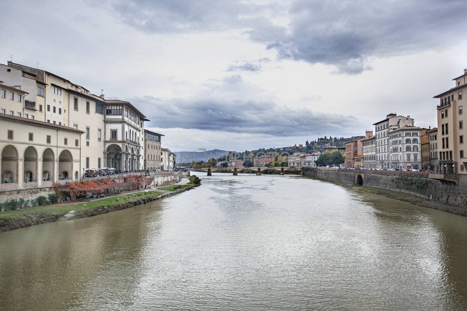 Arno river that runs through Florence