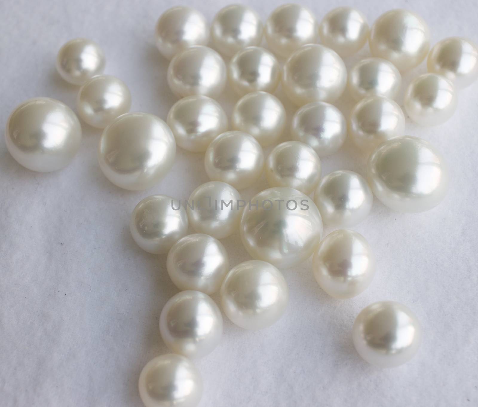 White south sea pearls. by blueandrew8000@hotmail.com