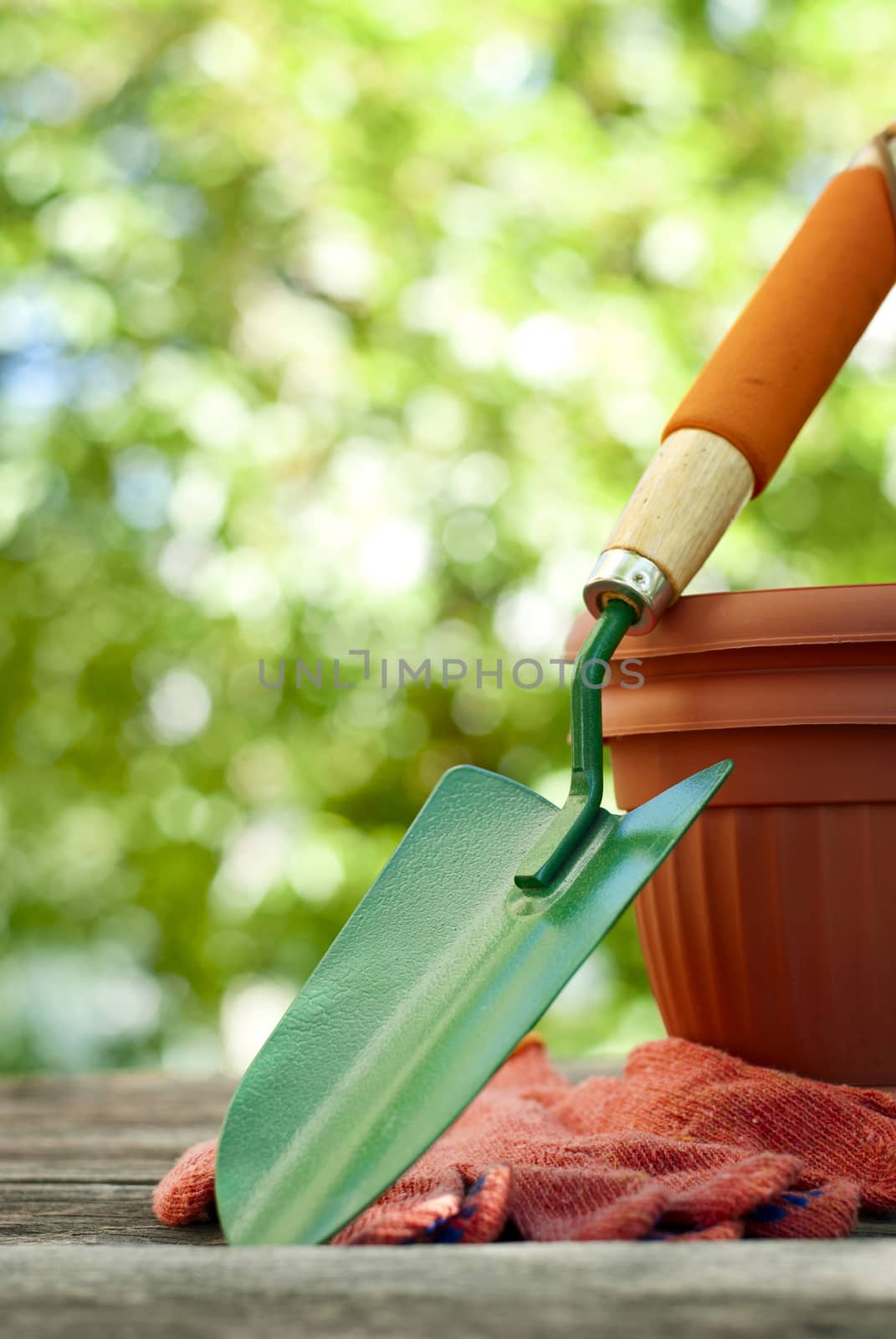 garden shovel, gloves and clay pots