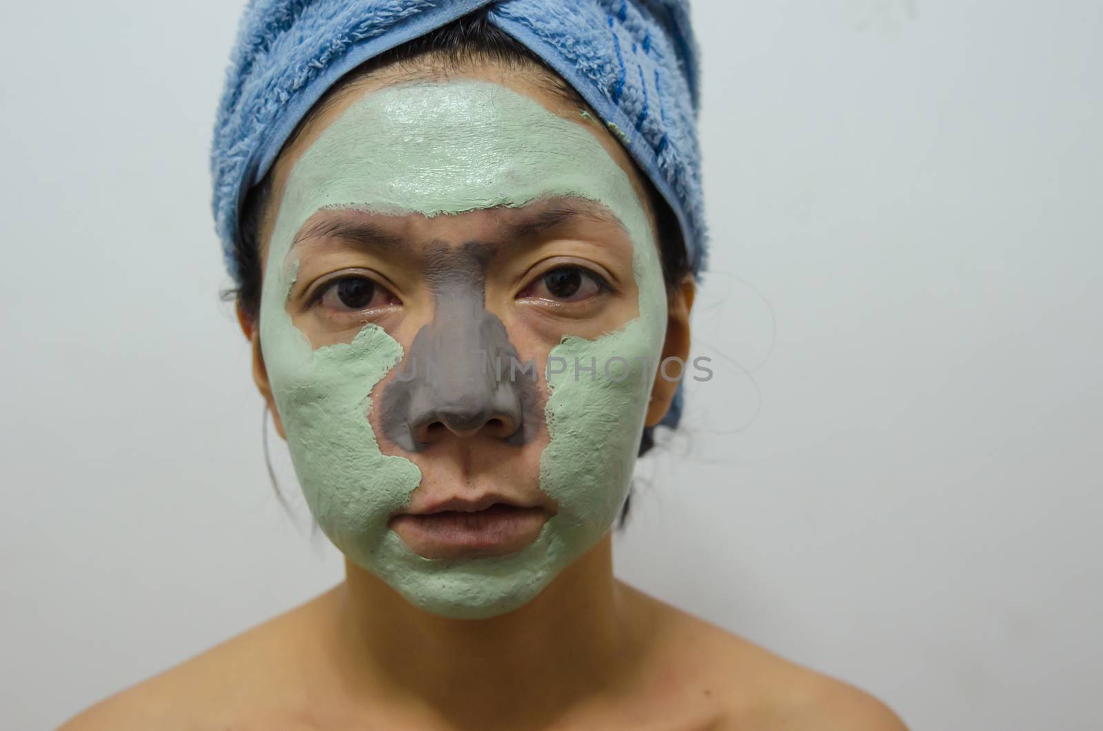 Asian women make beautiful facial skin with a facial mask.