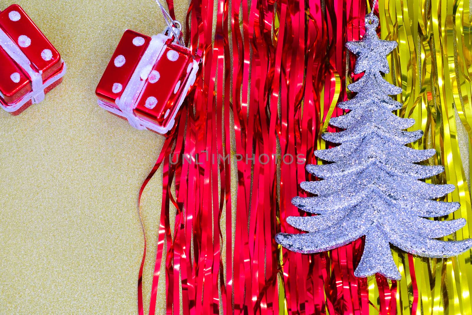 Christmas decorations and Christmas toys combined with sea stars and shells