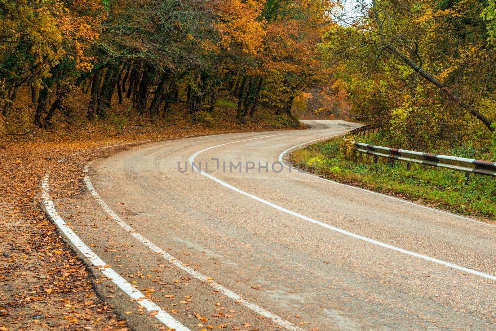 Dangerous turns in the mountains, photography in the autumn