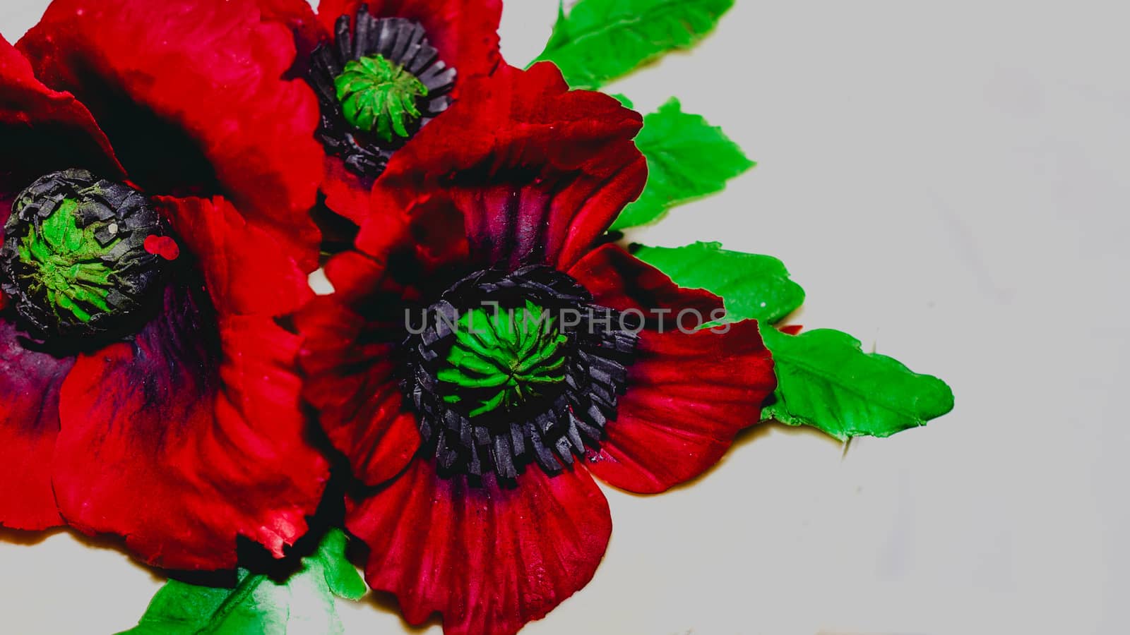 red poppies-white cake decoration