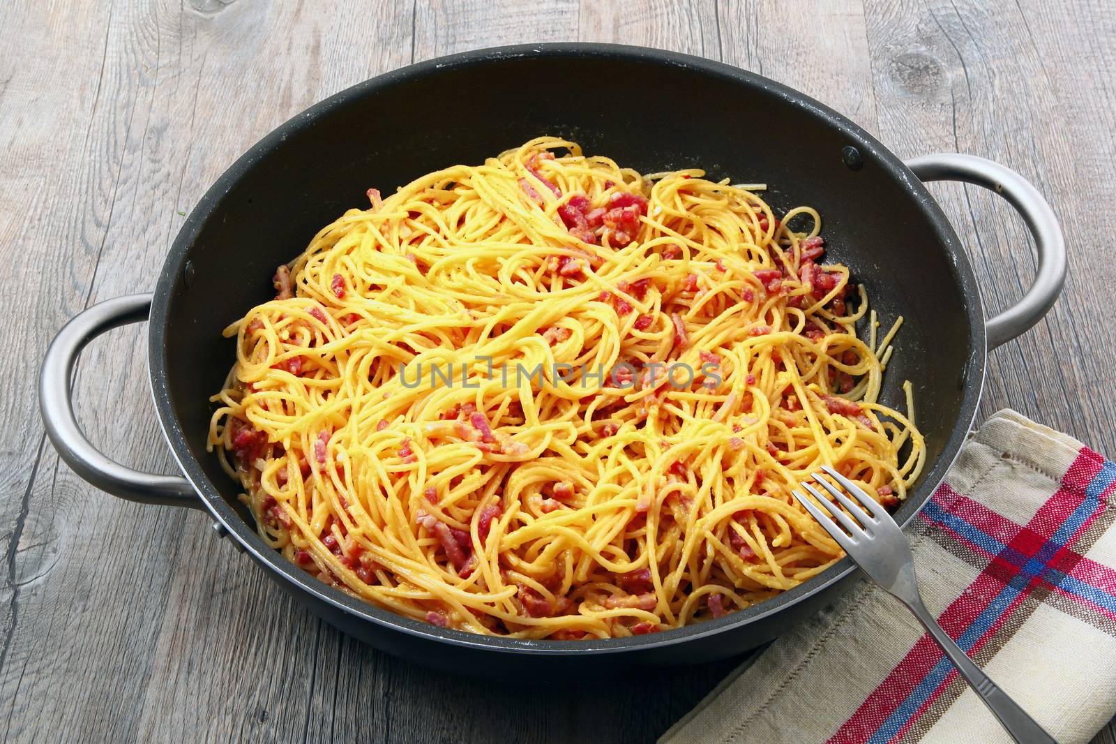 original italian spaghetti with carbonara sauce
