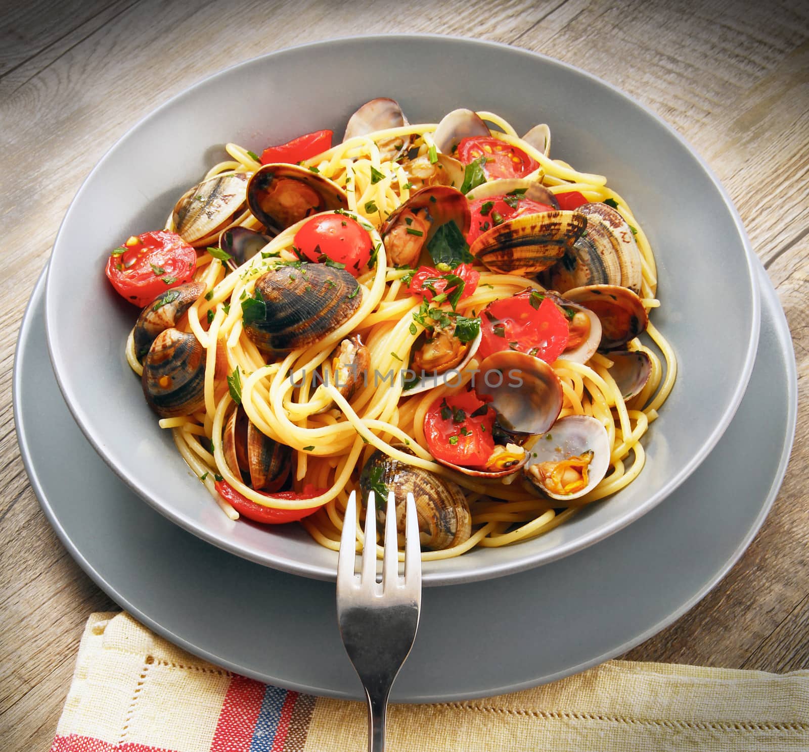 original italian spaghetti with clams