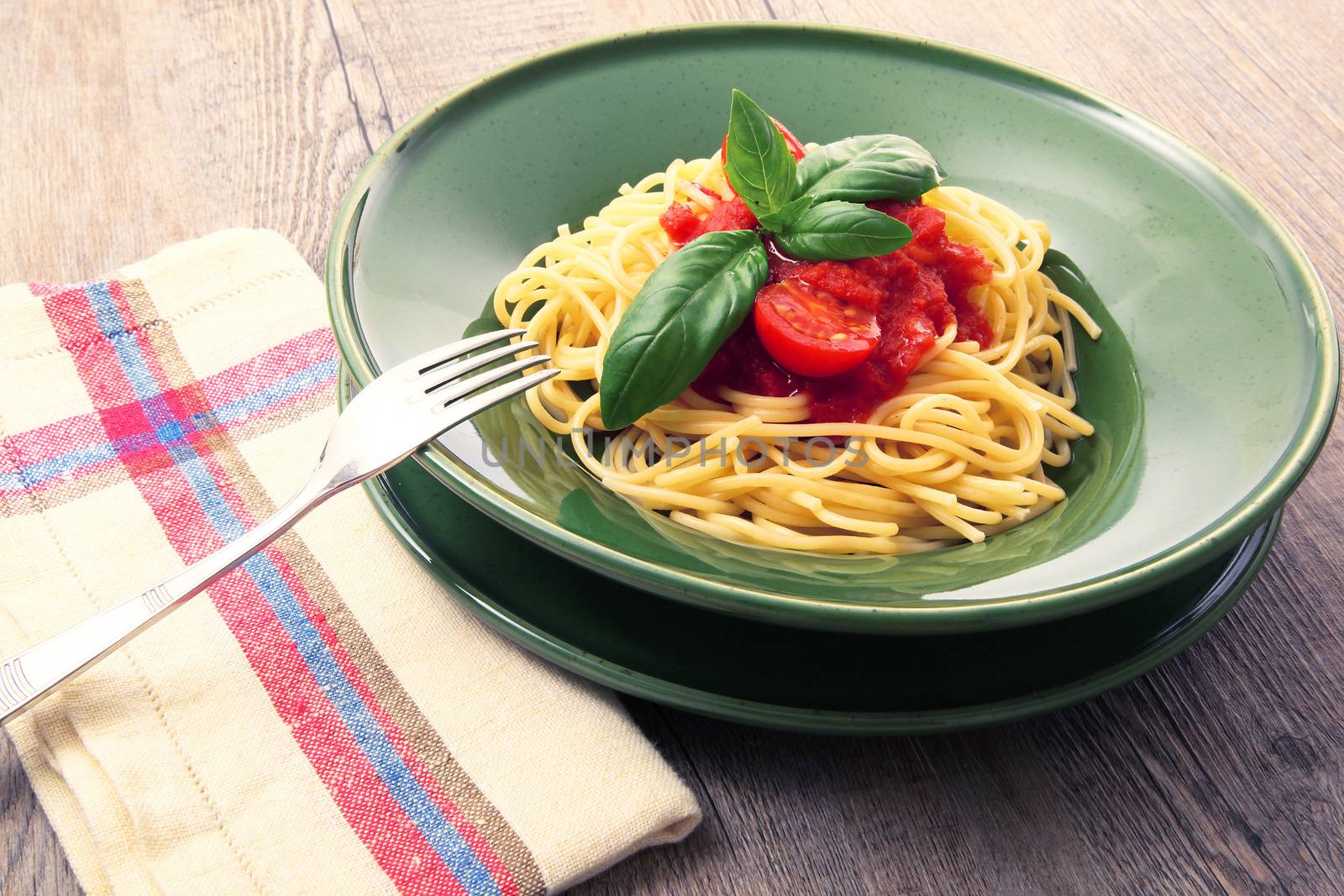 iitalian spaghetti with basil and tomato