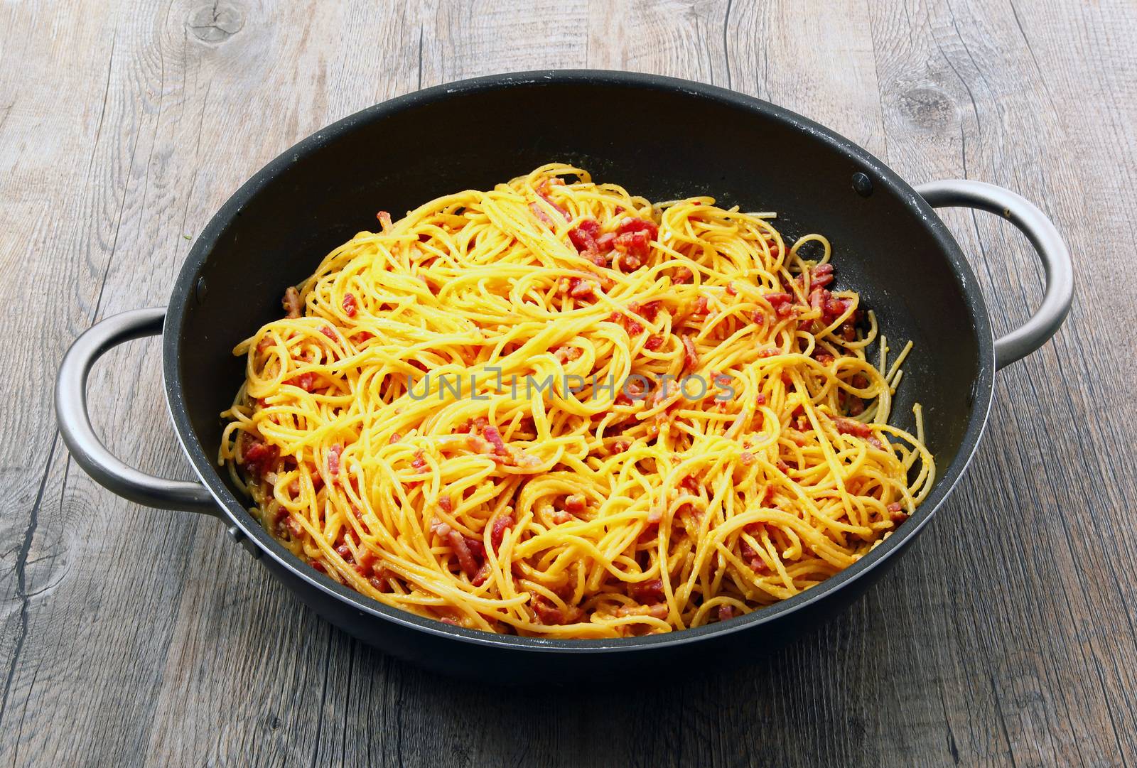 original italian spaghetti with carbonara sauce