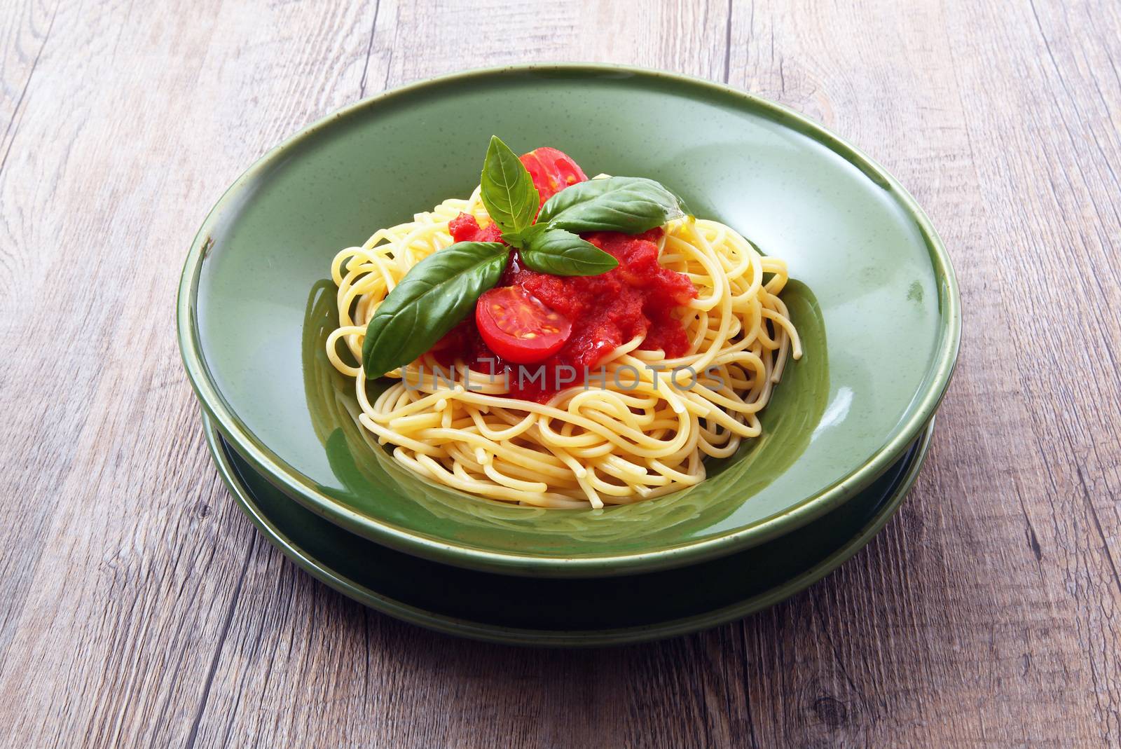 iitalian spaghetti with basil and tomato