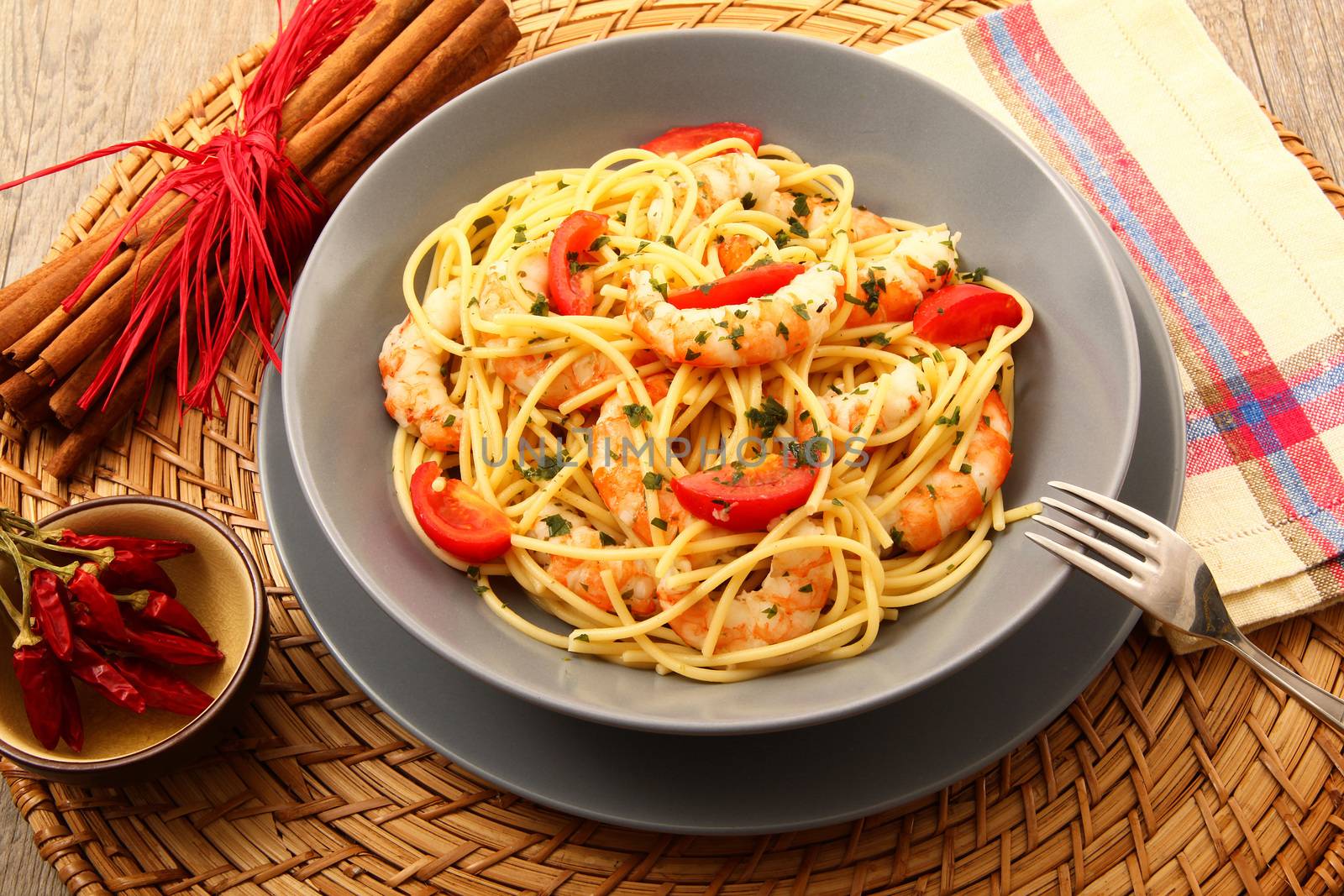 italian spaghetti with prawns and tomato