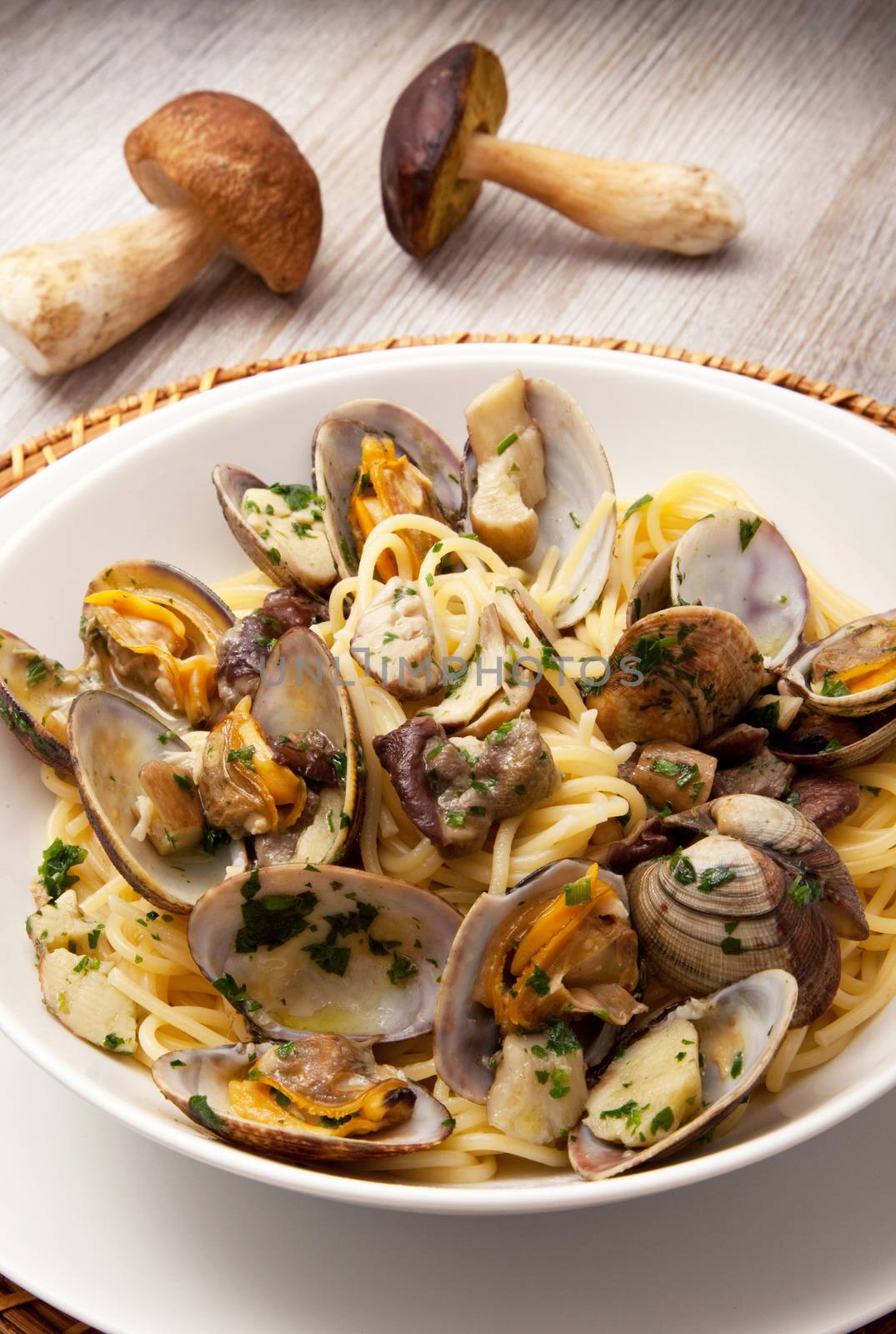 italian spaghetti with clams and mushroom