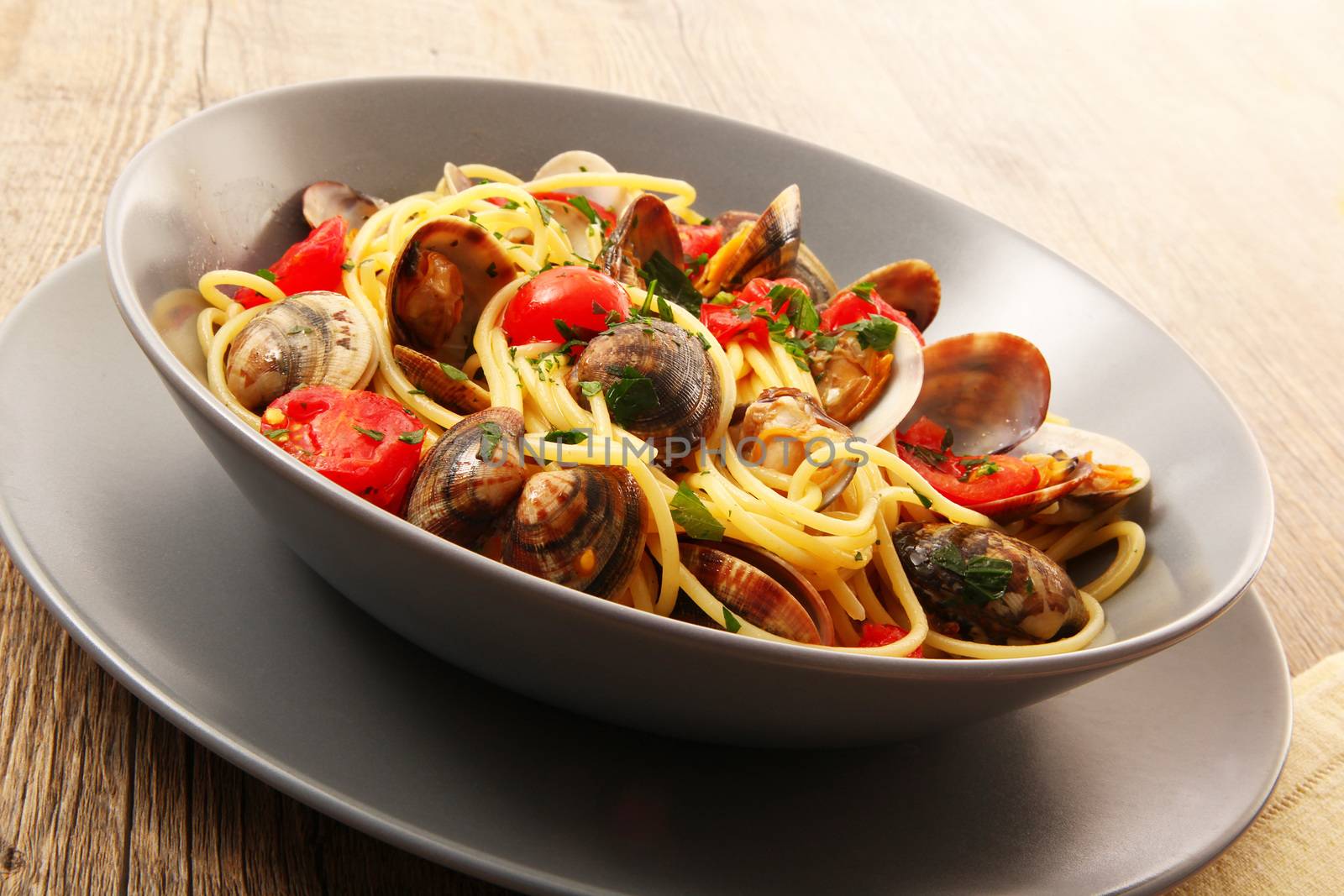 original italian spaghetti with clams