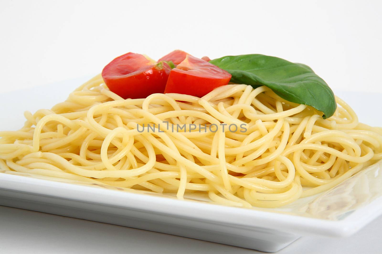 iitalian spaghetti with basil and tomato