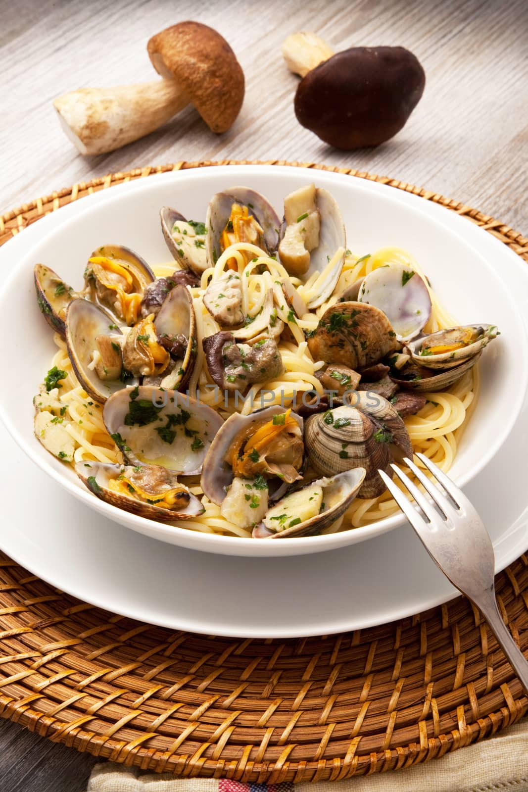 italian spaghetti with clams and mushroom