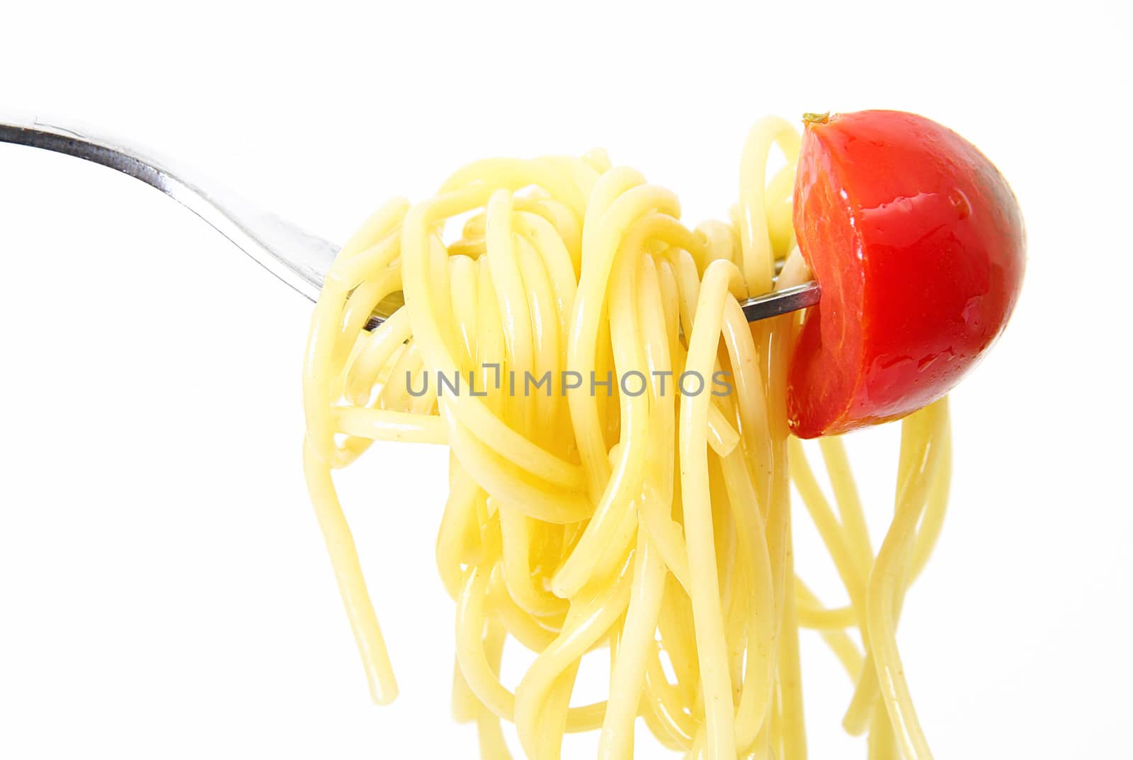 italian spaghetti on fork with tomato