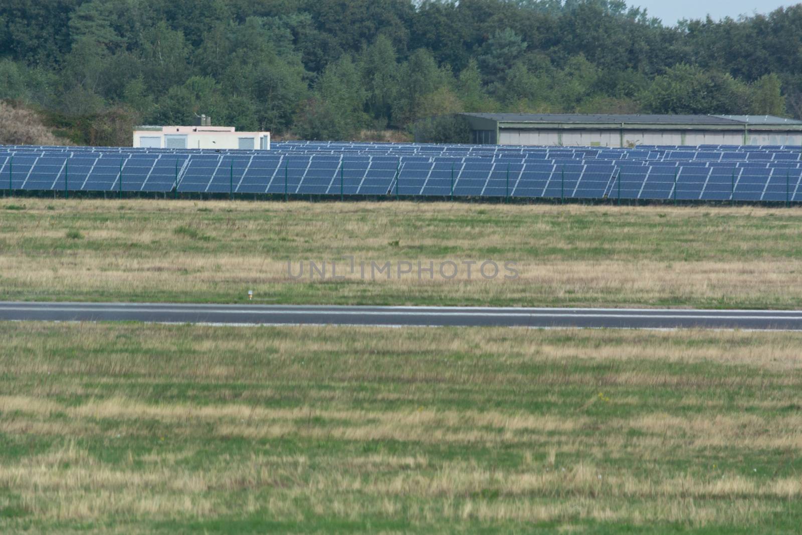 Panorama of the solar system of Weeze Airport.
The airport uses huge solar parks to cover its own energy consumption.