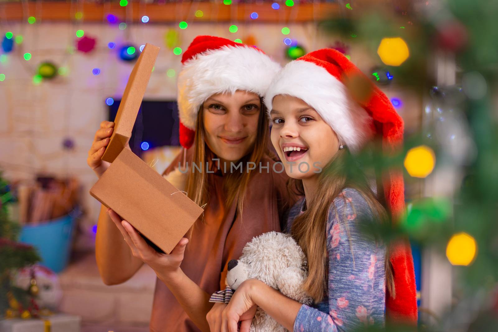 Hilarious mom and girl open new year box