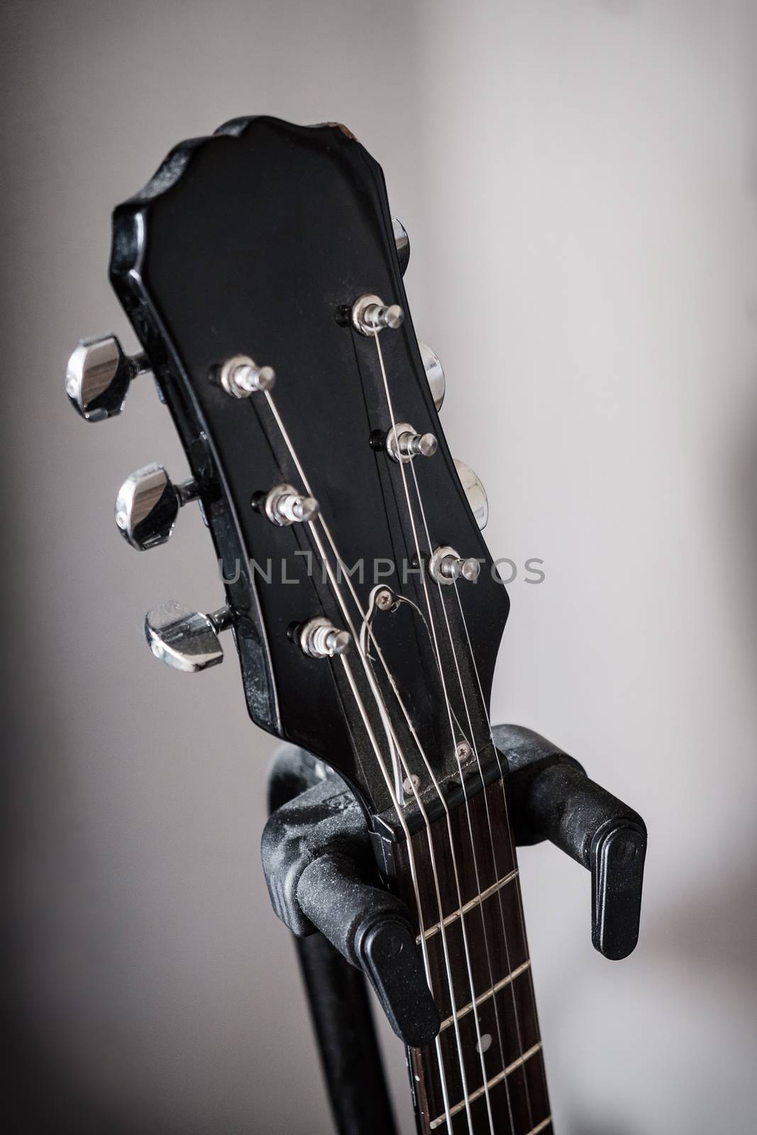 guitar holder headstock or peghead vertical .