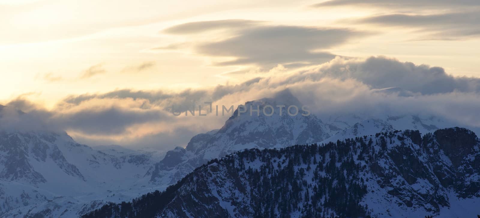 walk in the station of Montgenevre taken by the cold, the snow a by shovag