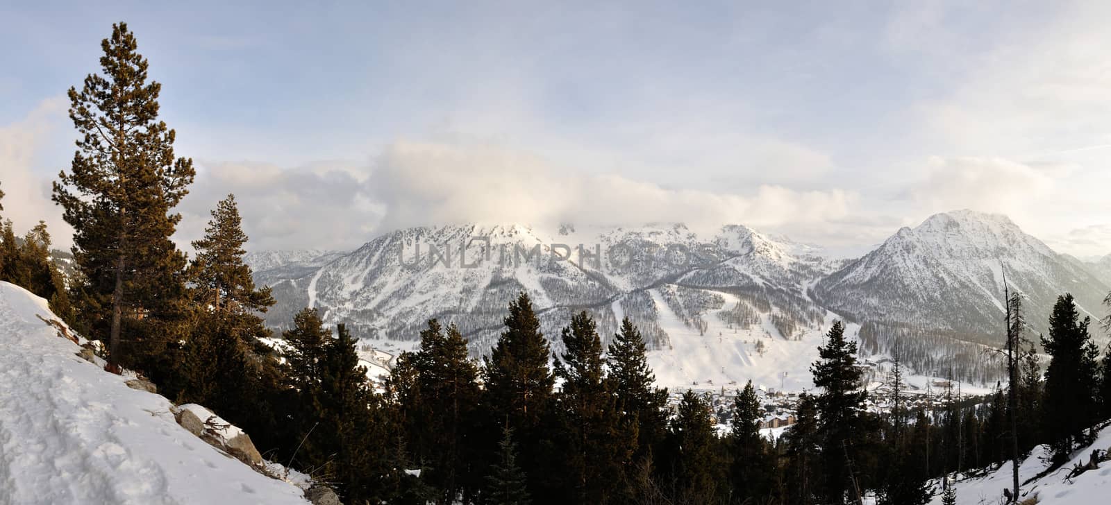 walk in the station of Montgenevre taken by the cold, the snow a by shovag