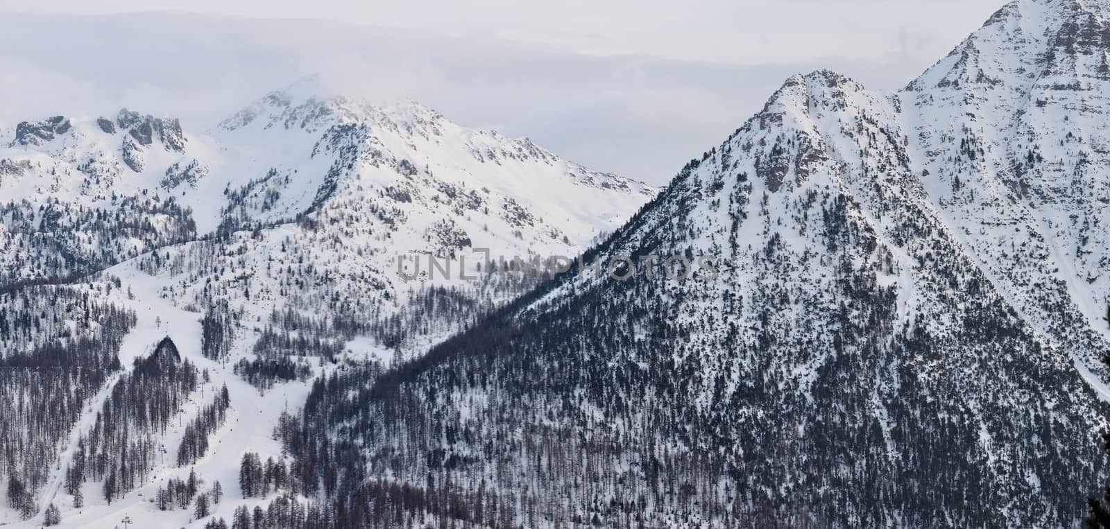 walk in the station of Montgenevre taken by the cold, the snow a by shovag