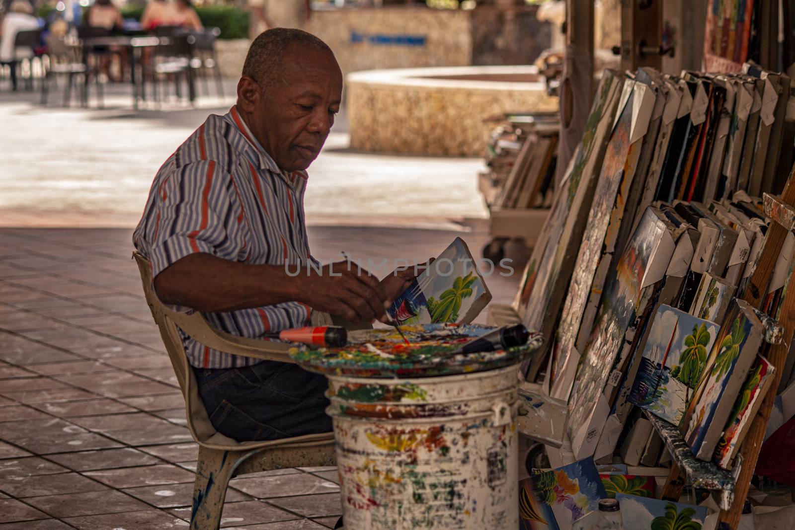 BAYAHIBE, DOMINICAN REPUBLIC 4 JANUARY 2020: Dominican painter paints