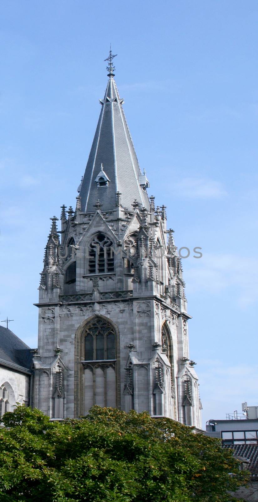 beautiful steeple, with a blue sky background 