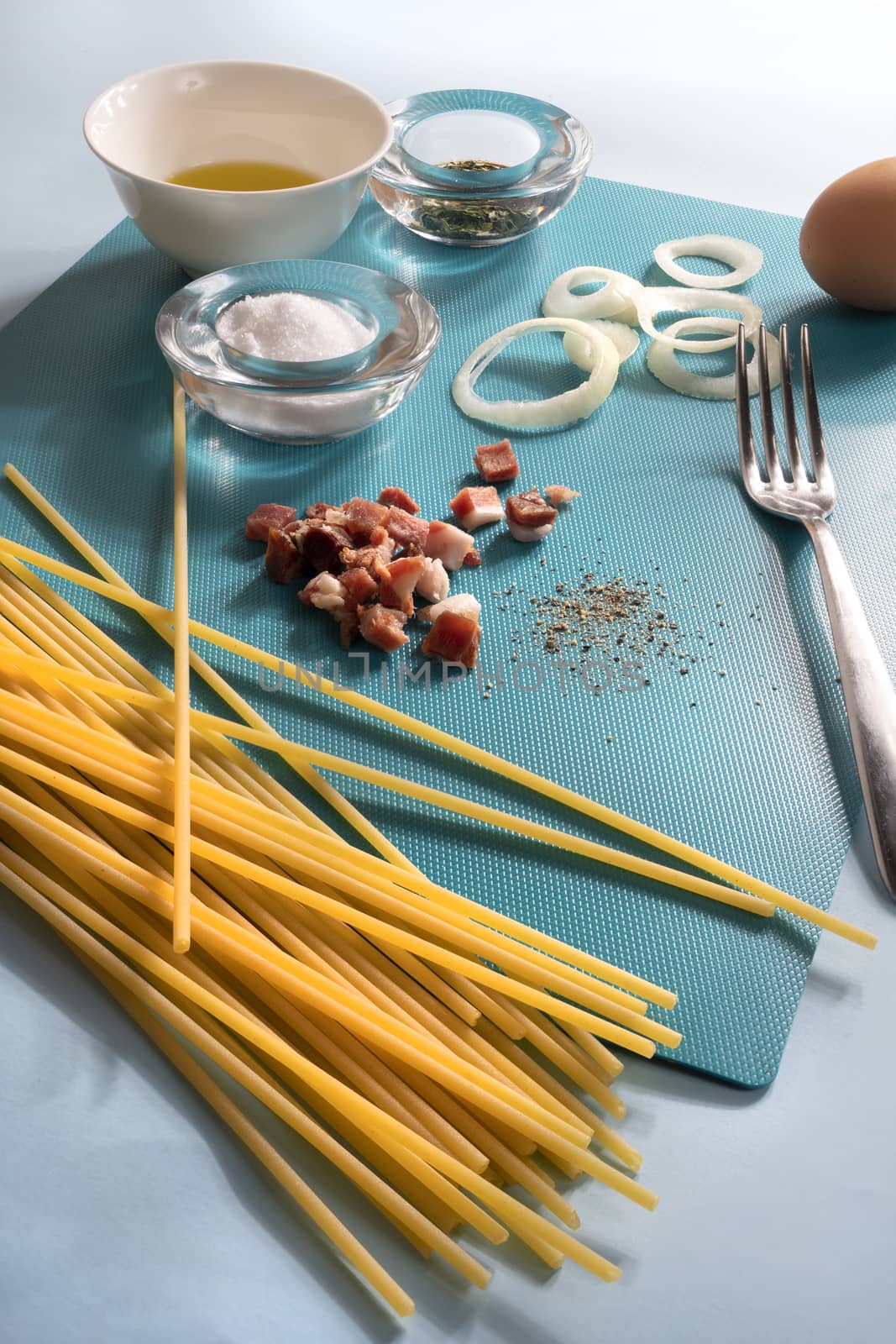 ingredients for the preparation of spaghetti carbonara