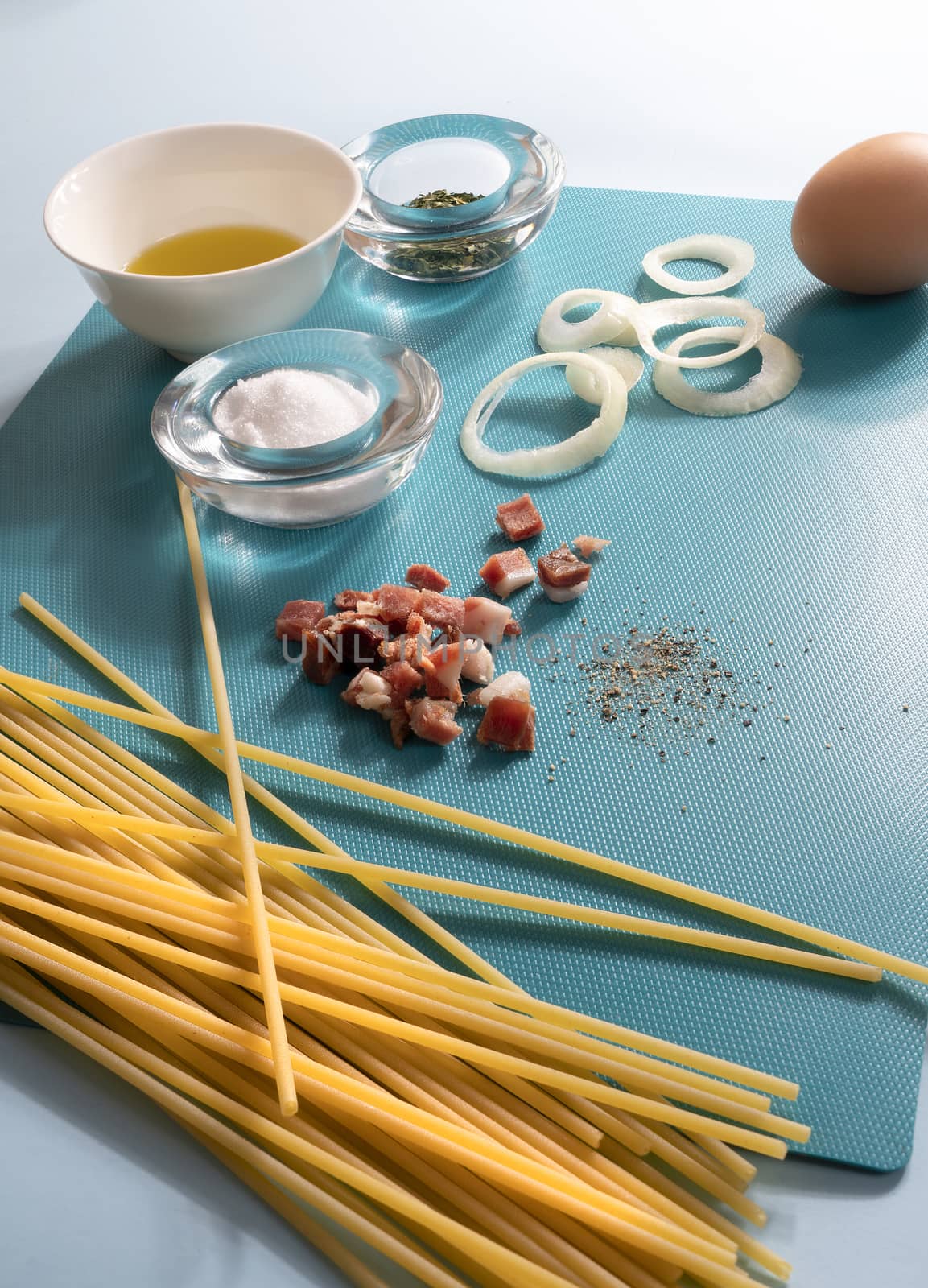 ingredients for the preparation of spaghetti carbonara