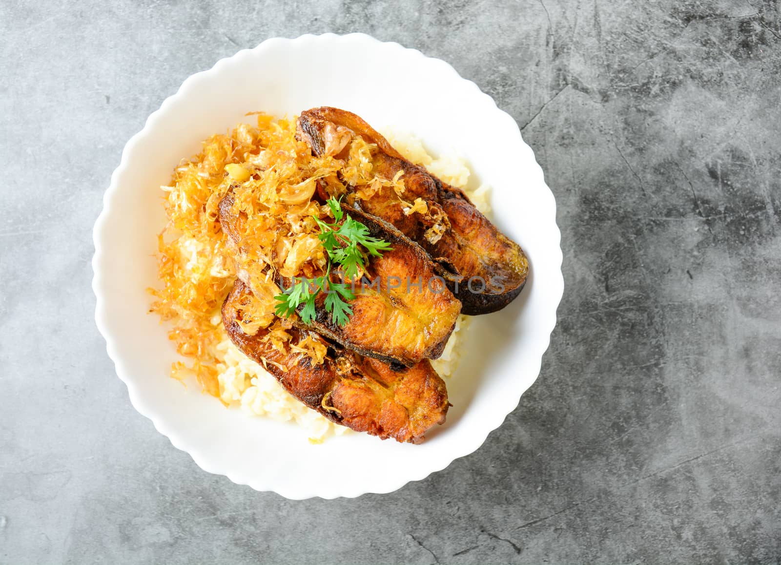 Deep fried sliced Pangasius fish with garlic, served with brown  by yuiyuize