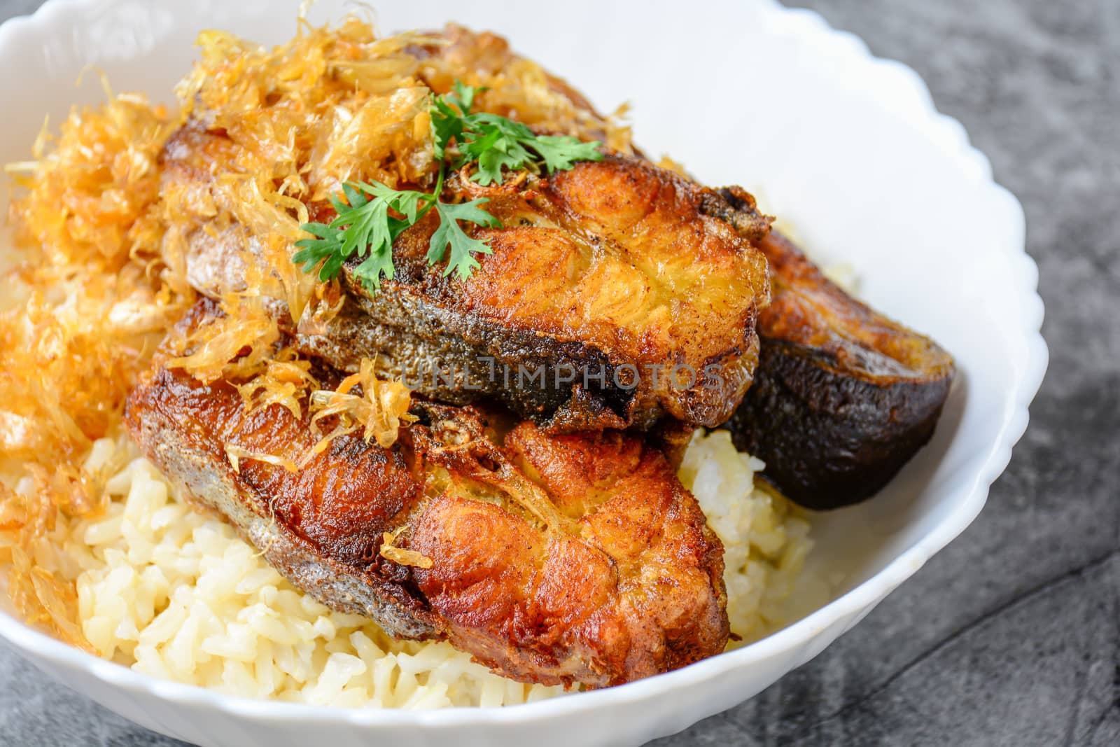 Deep fried sliced Pangasius fish with garlic, served with brown  by yuiyuize