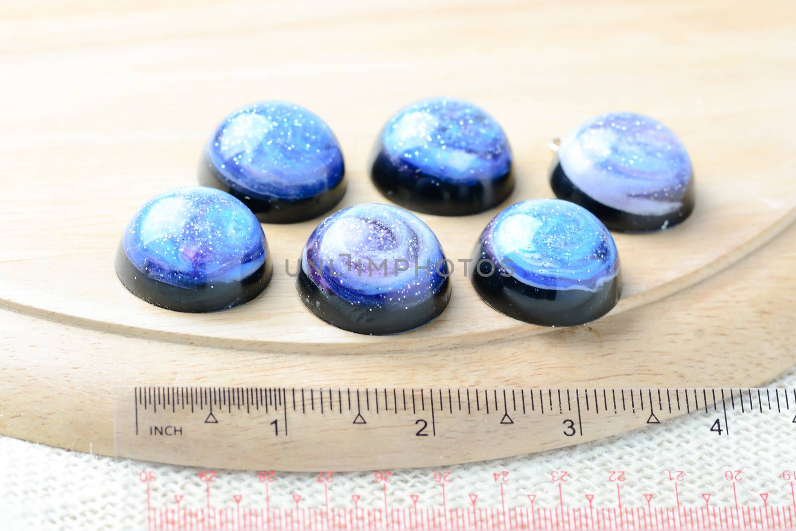 Create galaxy drink coasters using resin, glitter and pigment po by yuiyuize