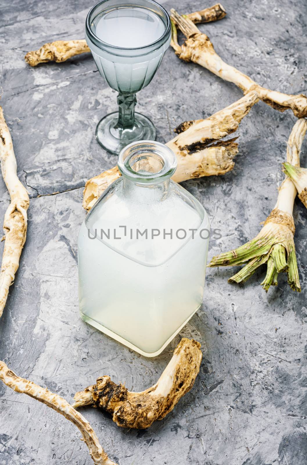 Preparation of alcohol tincture from fresh horseradish root