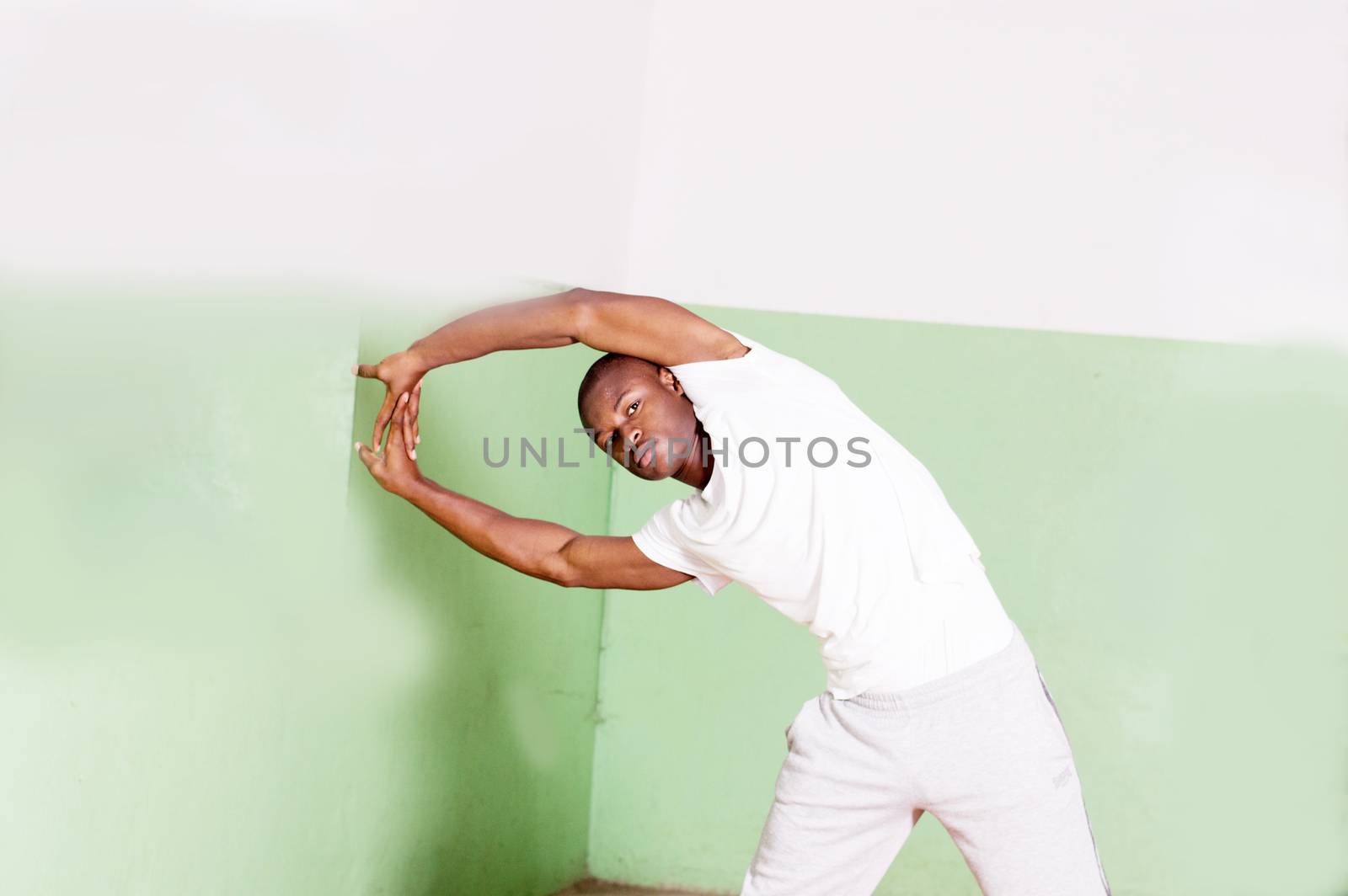Young man doing gym alone in gym.