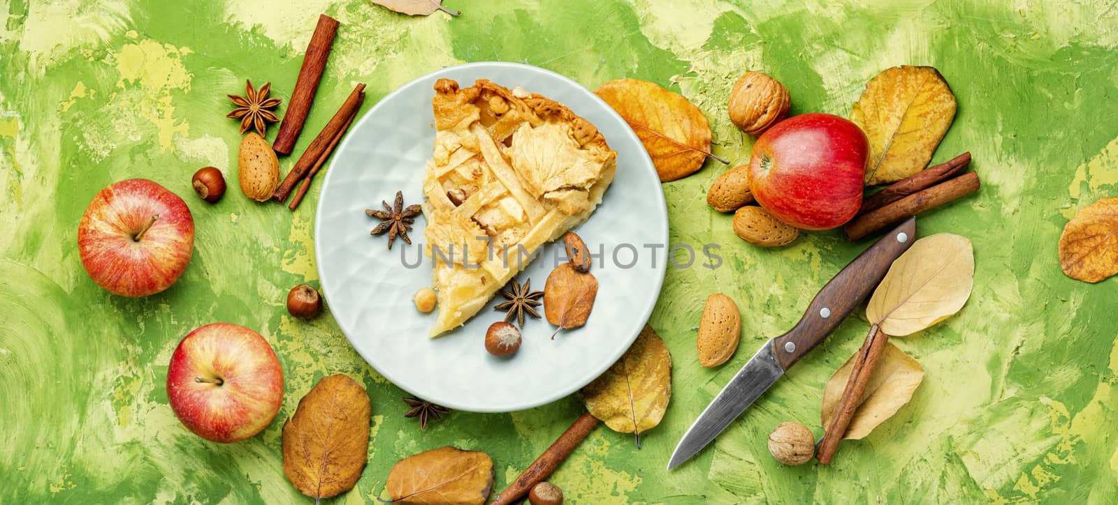 Traditional apple pie. by LMykola