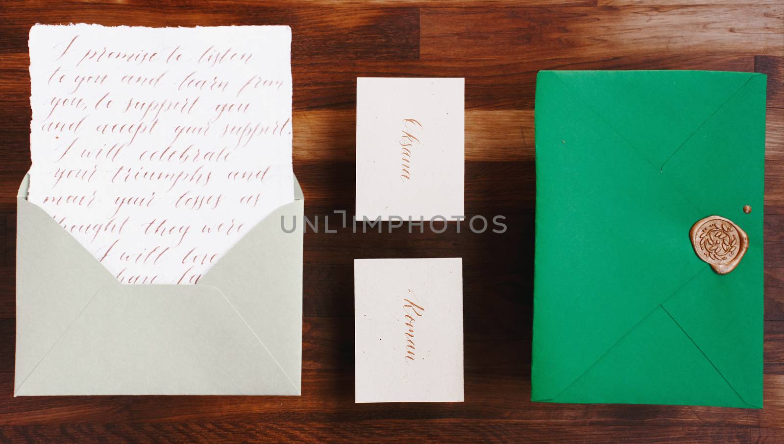 Wedding details flat lay. Wedding invitation. Wooden background. Wedding bouquet. Copy space. Mock up. Envelope.