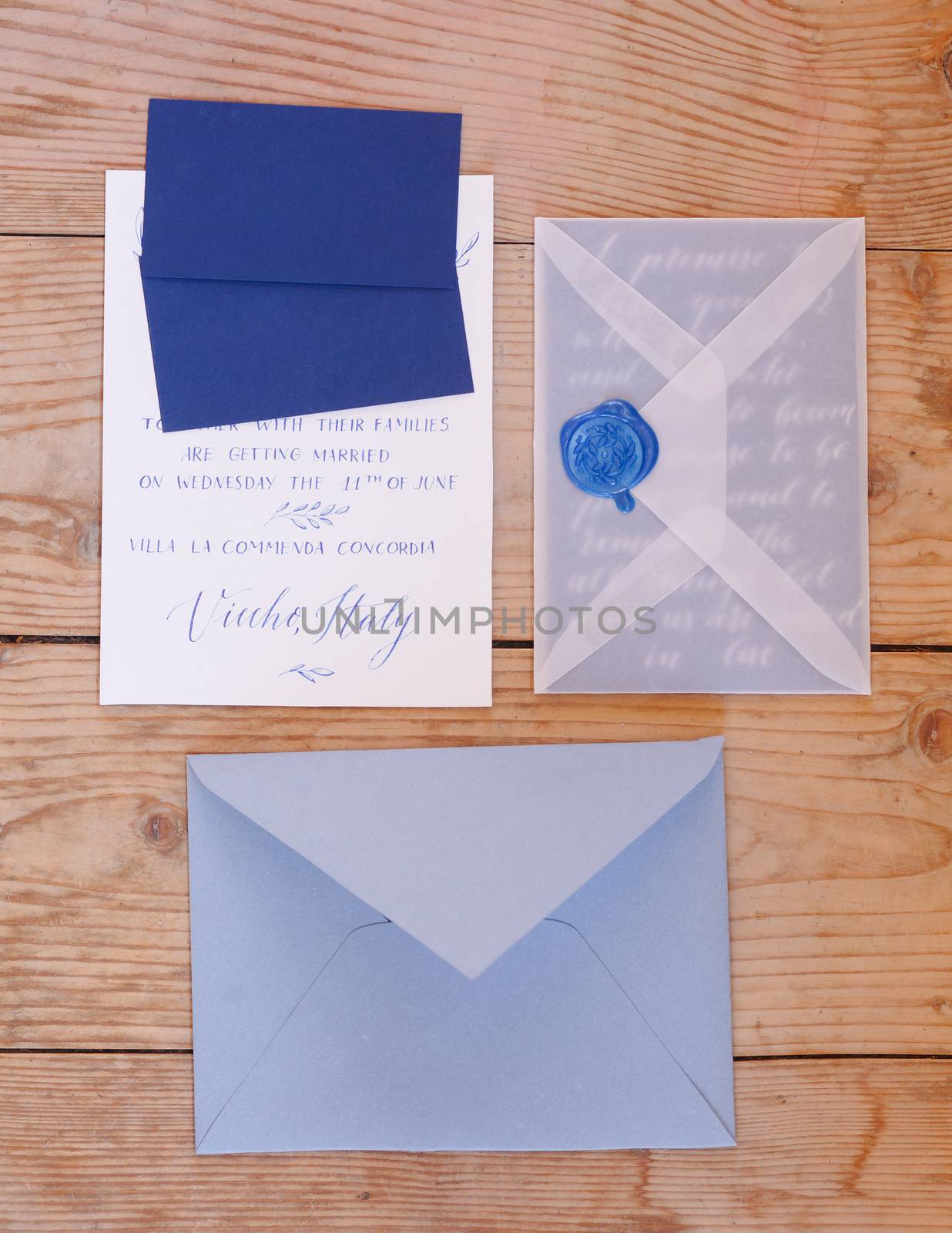 Wedding details flat lay on wooden background. Wedding invitation. Wedding bouquet. Copy space. Mock up. Envelope.