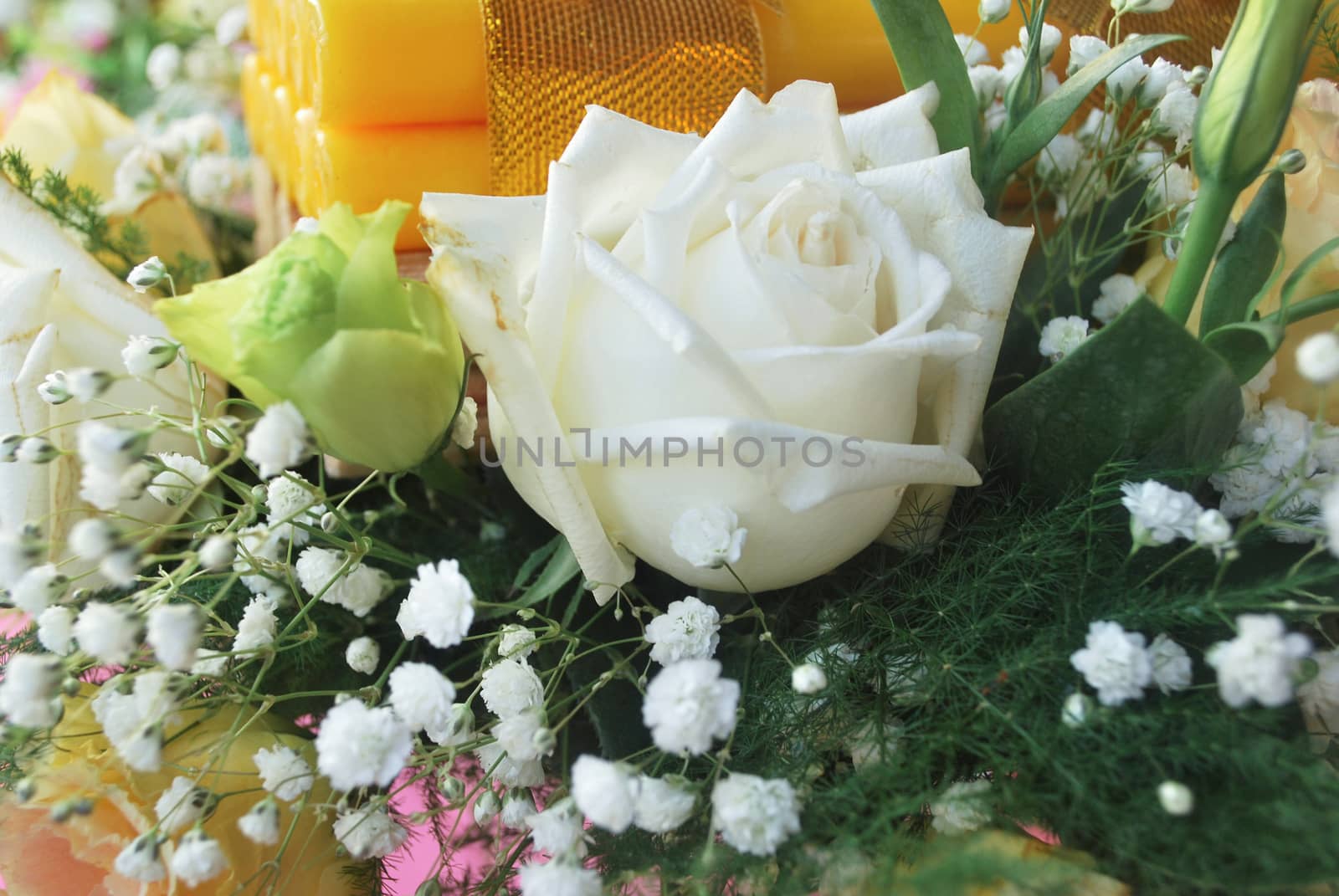 Flower arrangement in the wedding has roses.