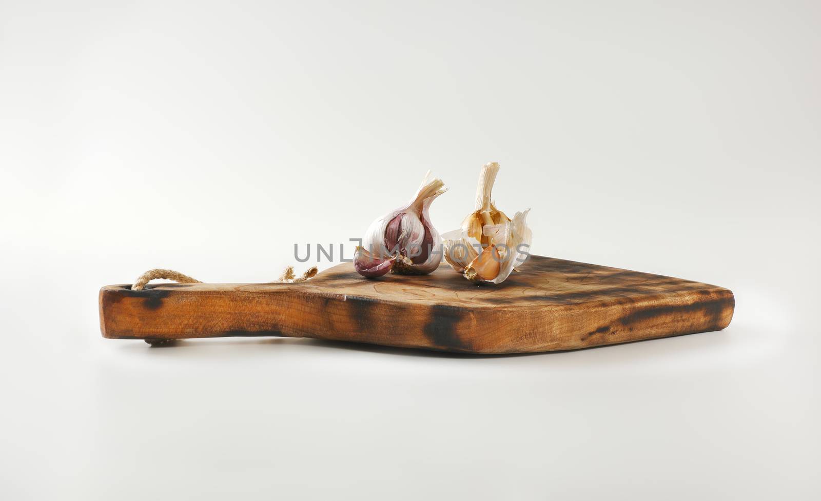 Fresh garlic on cutting board by Digifoodstock