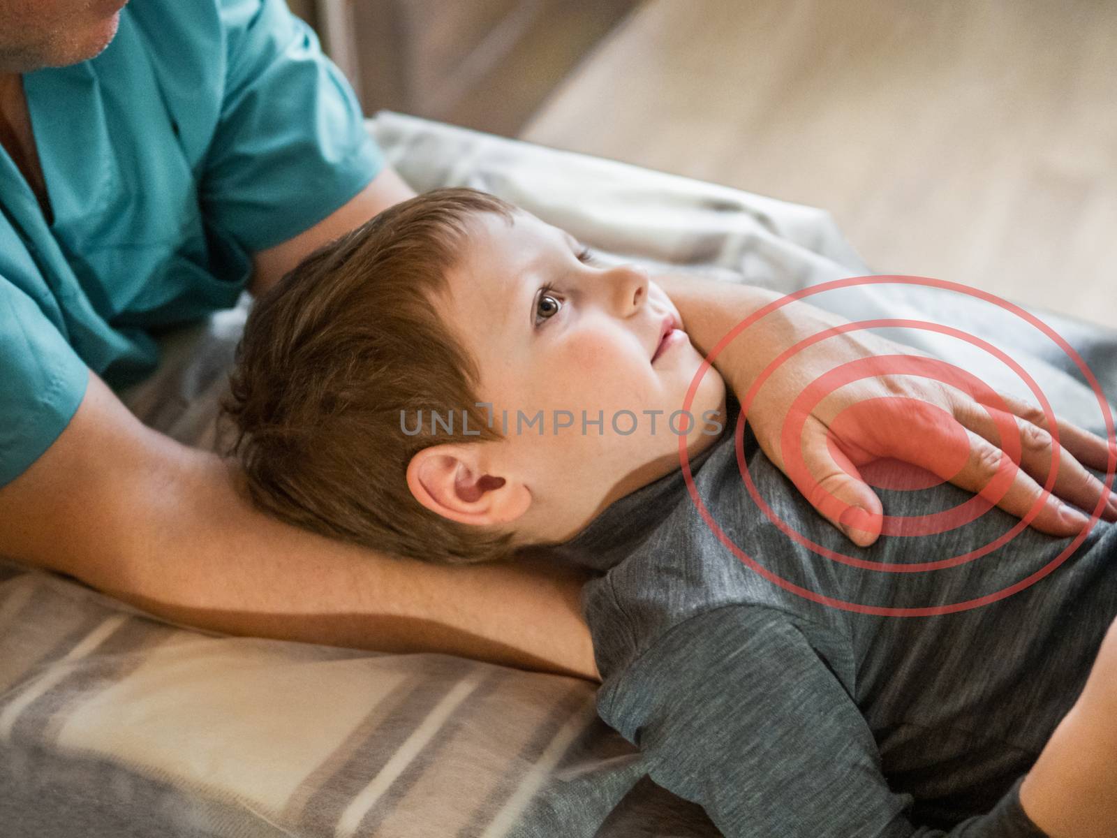 Osteopathy treatment for a child by fascinadora