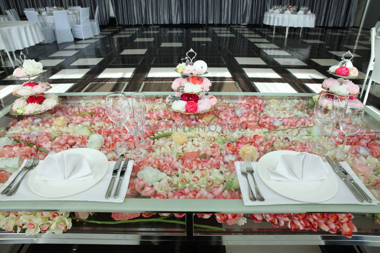 Wedding table decoration flowers by olga_zinovskaya
