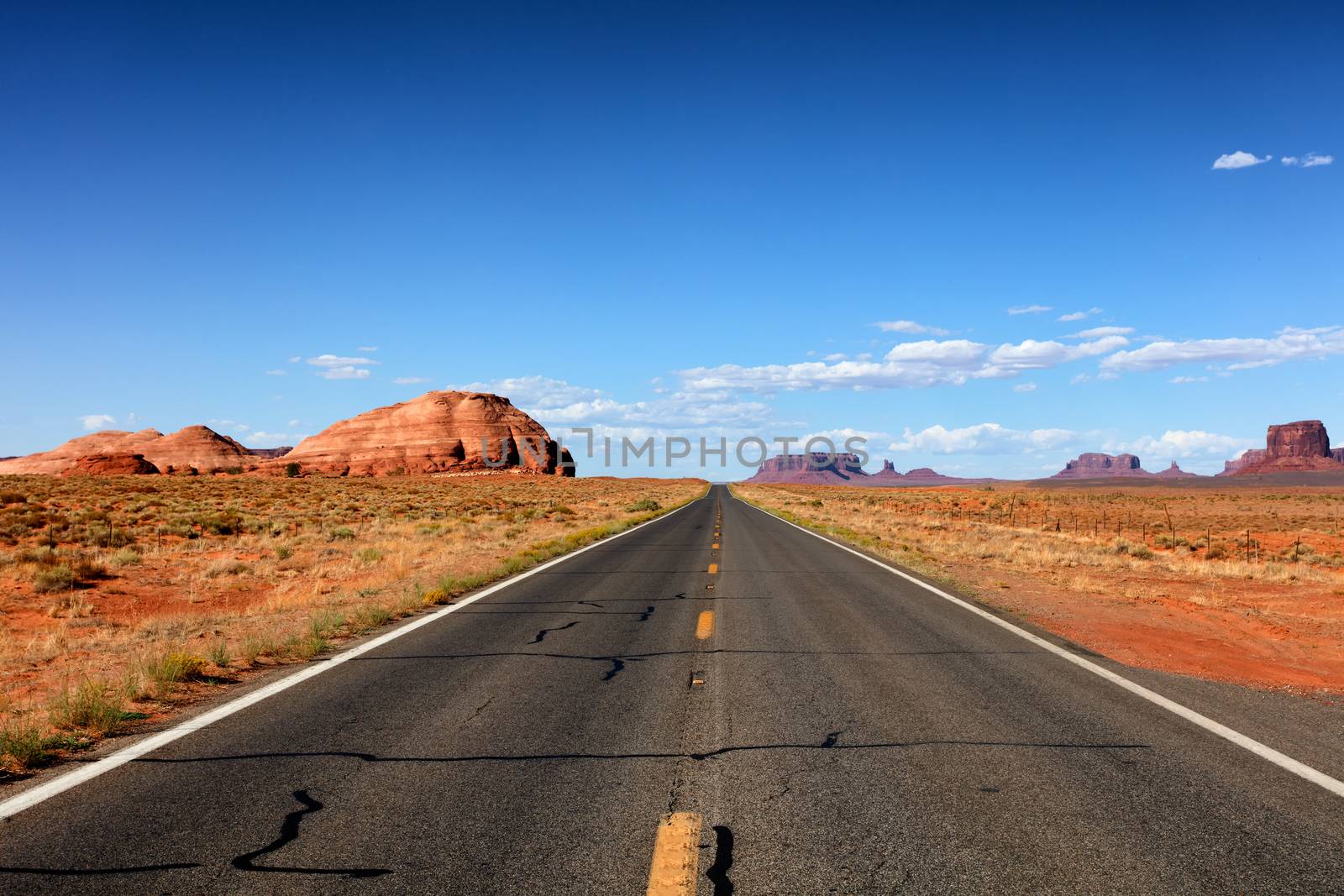 Long highway through Utah to the Grand Canyon 