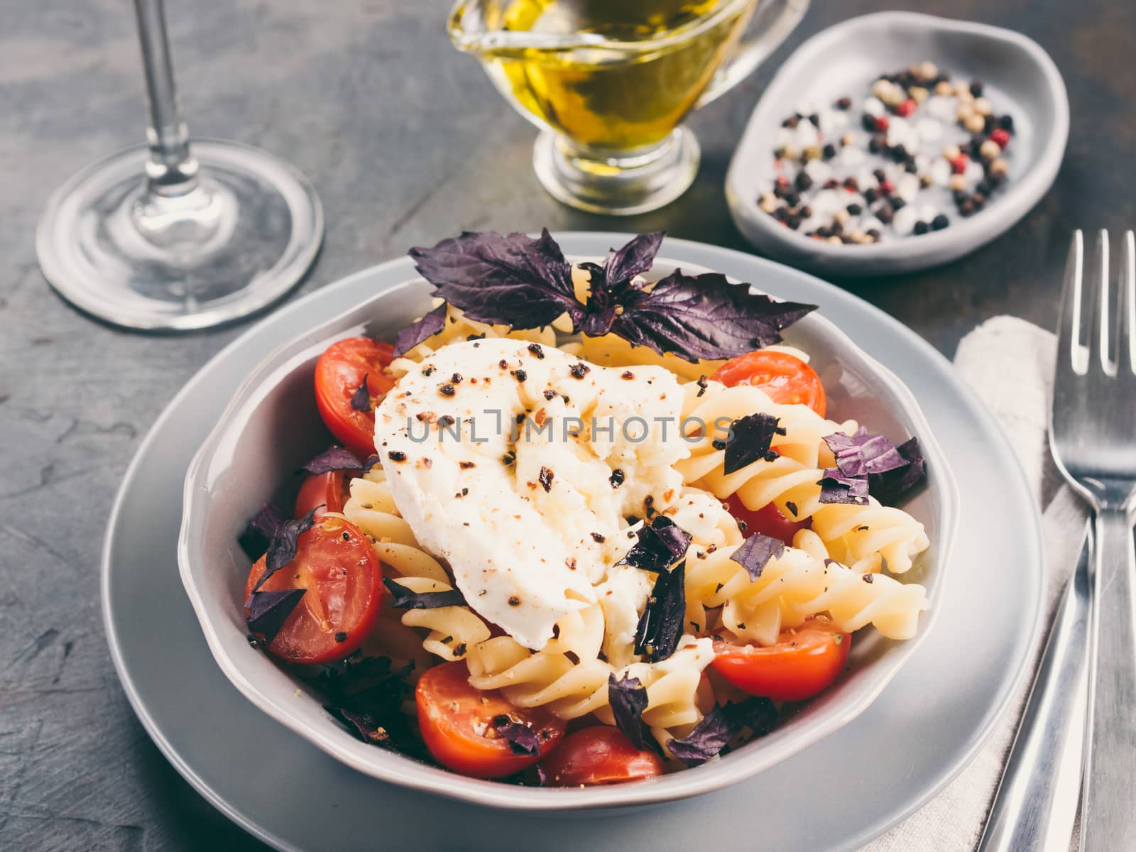 Pasta fusilli with cherry, mozarella and basil by fascinadora