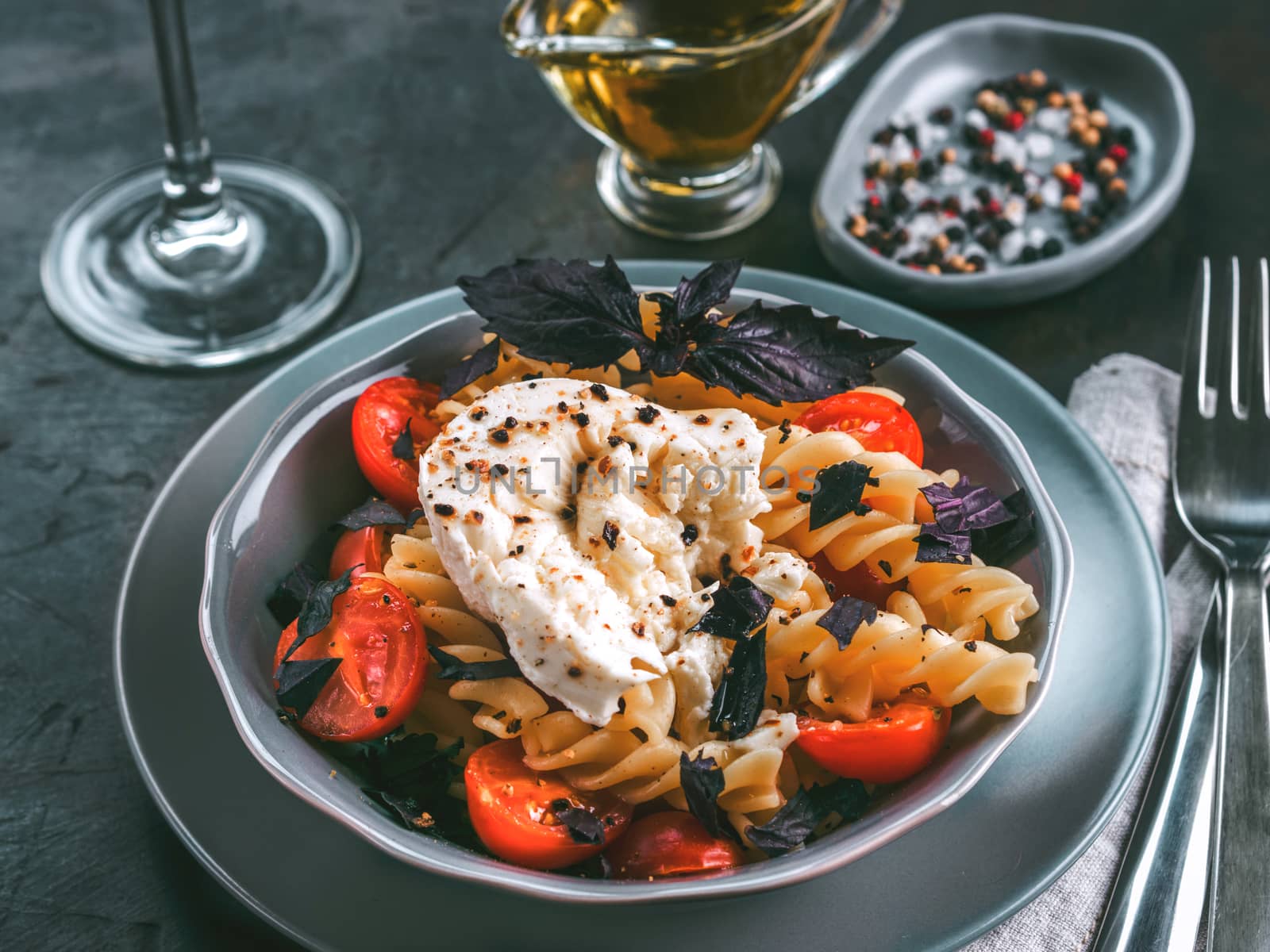 Pasta fusilli with cherry, mozarella and basil by fascinadora