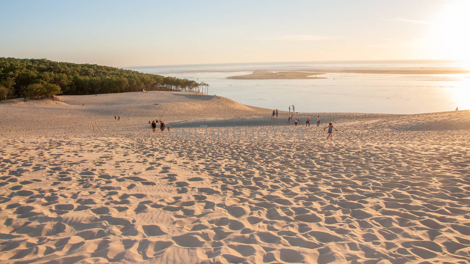 holidays around the Arcachon bay and the pilat dune, France.
summer evening on the beach
