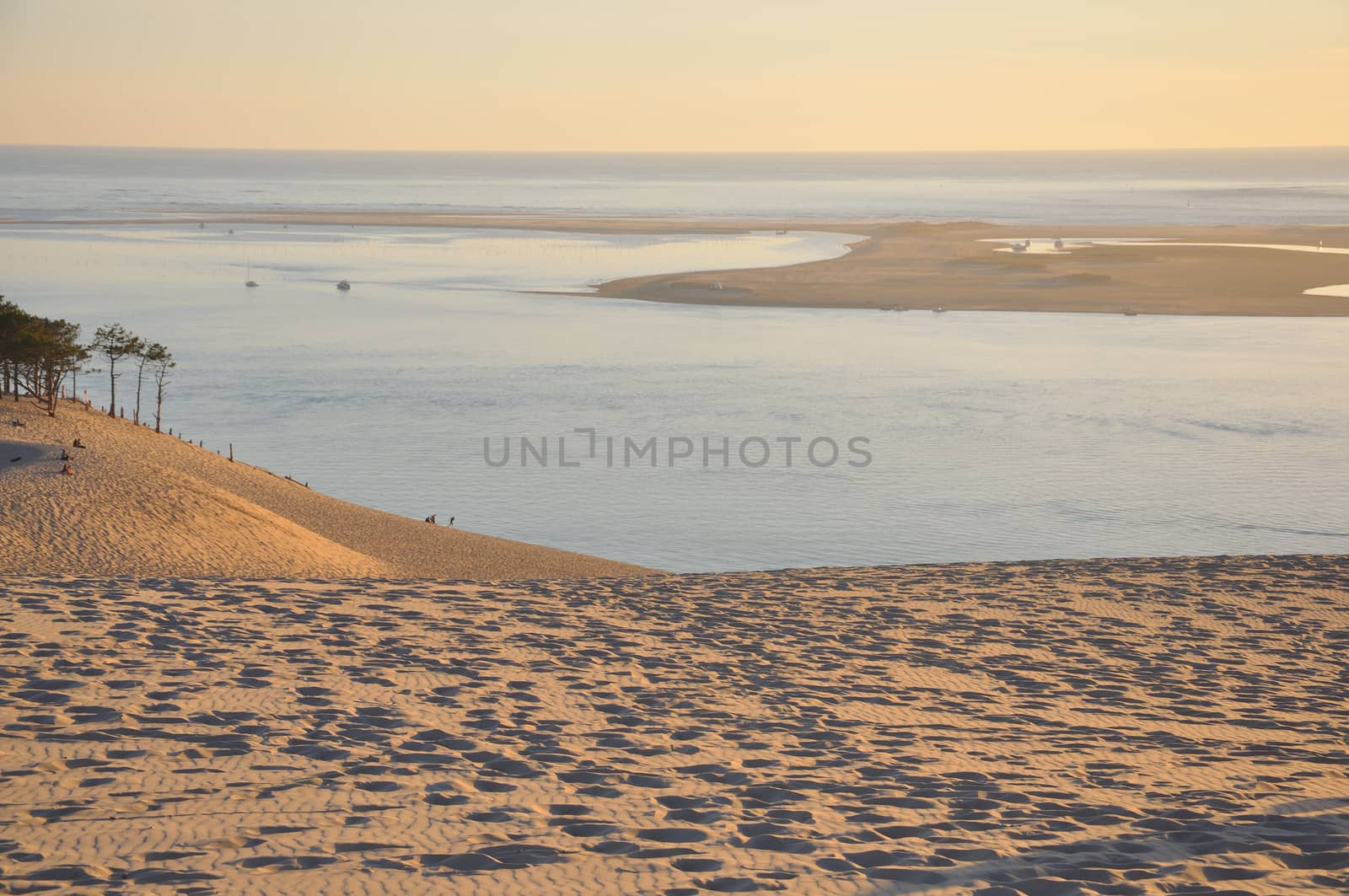 holidays around the Arcachon bay and the pilat dune, France.
summer evening on the beach