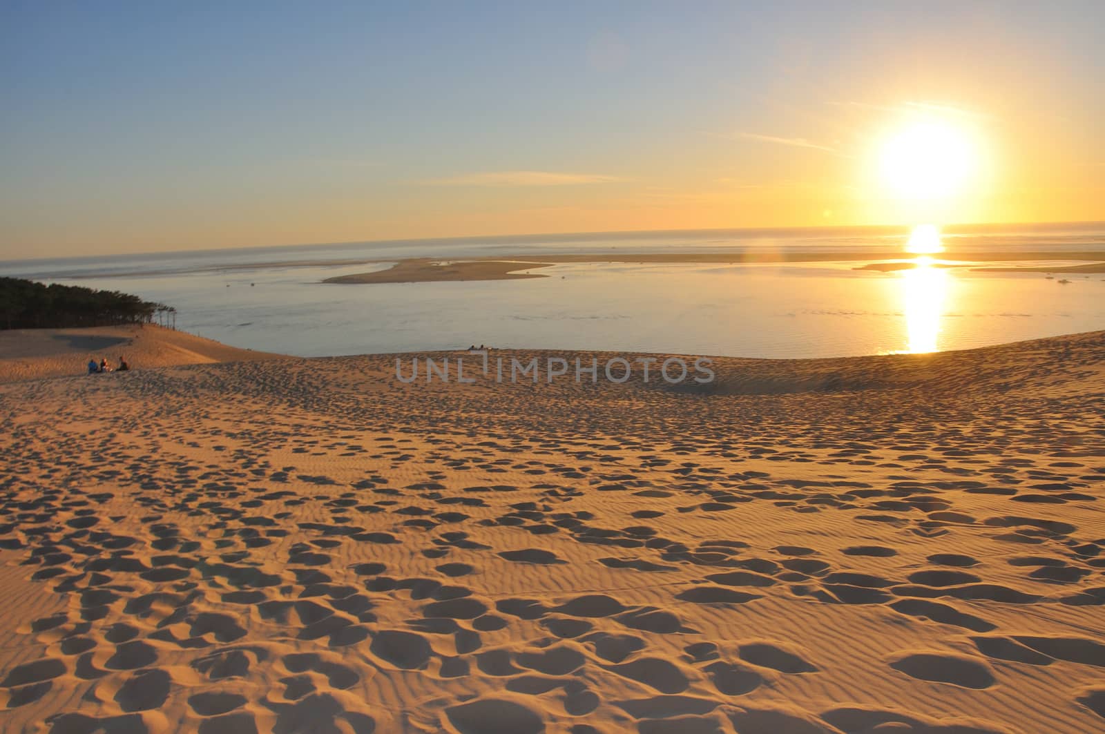 holidays around the Arcachon bay and the pilat dune, France.
summer evening on the beach