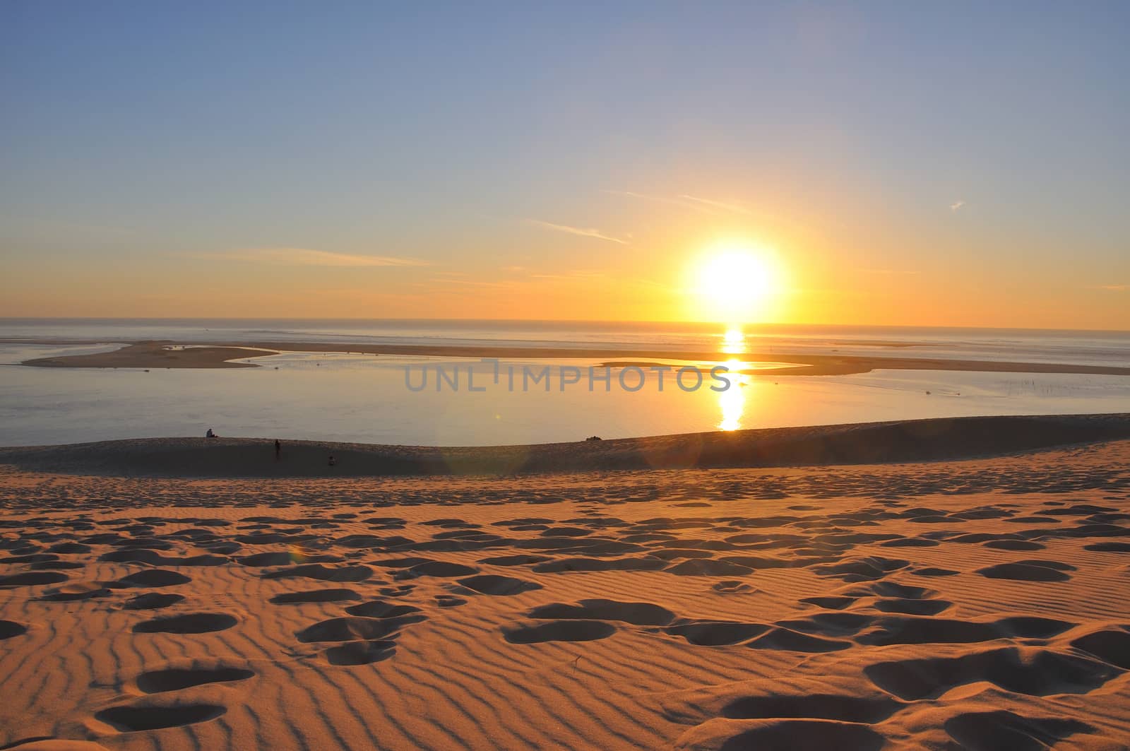 holidays around the Arcachon bay and the pilat dune, France.
summer evening on the beach
