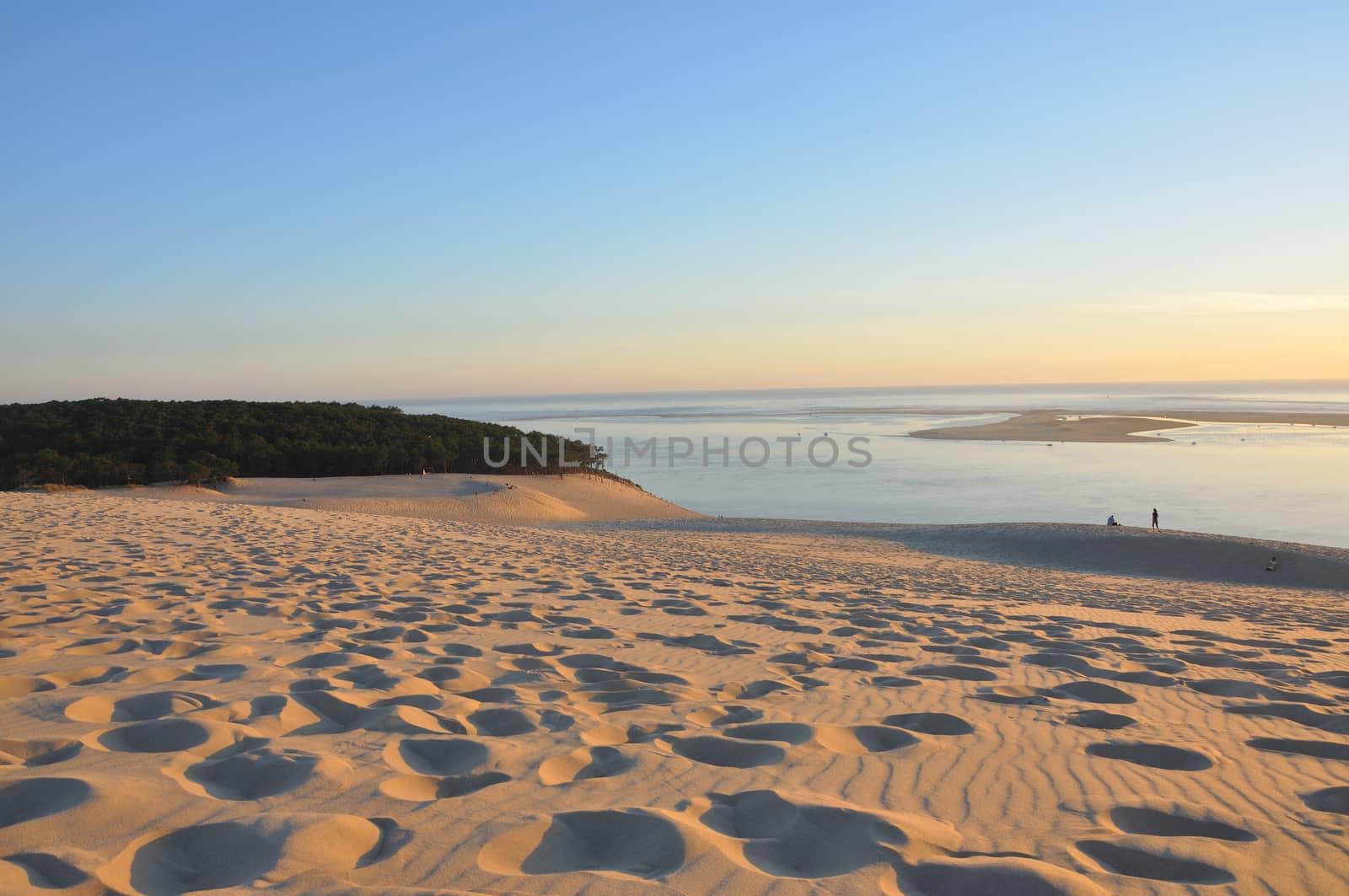 holidays around the Arcachon bay and the pilat dune, France.
summer evening on the beach