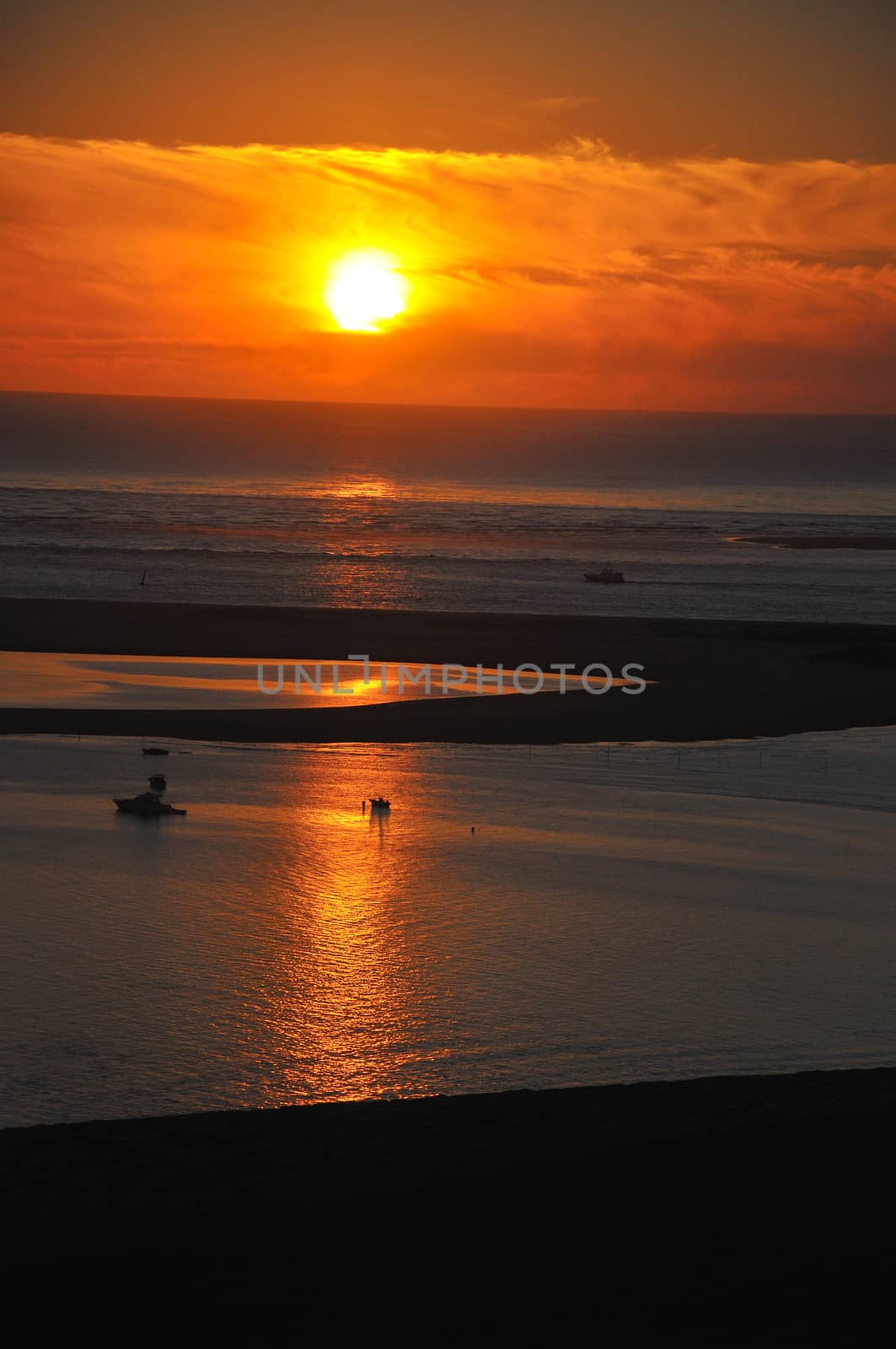 holidays around the Arcachon bay and the pilat dune, France.
summer evening on the beach