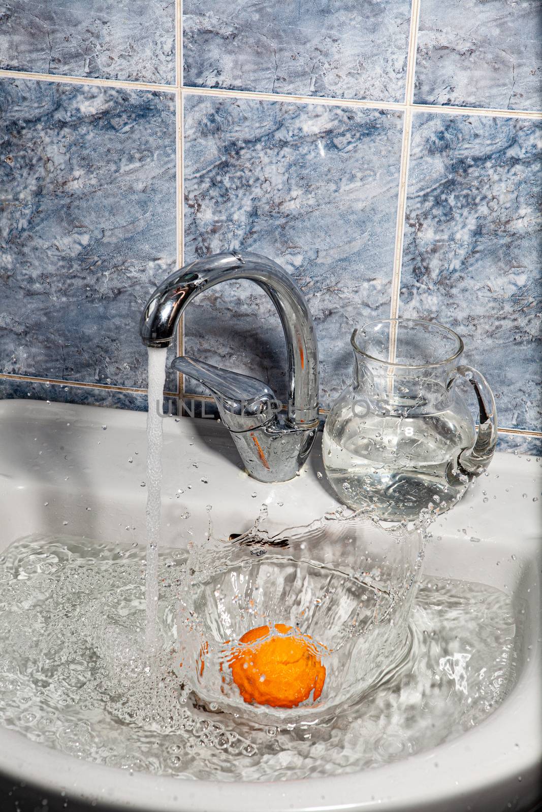 Metal water mixer and porcelain sink